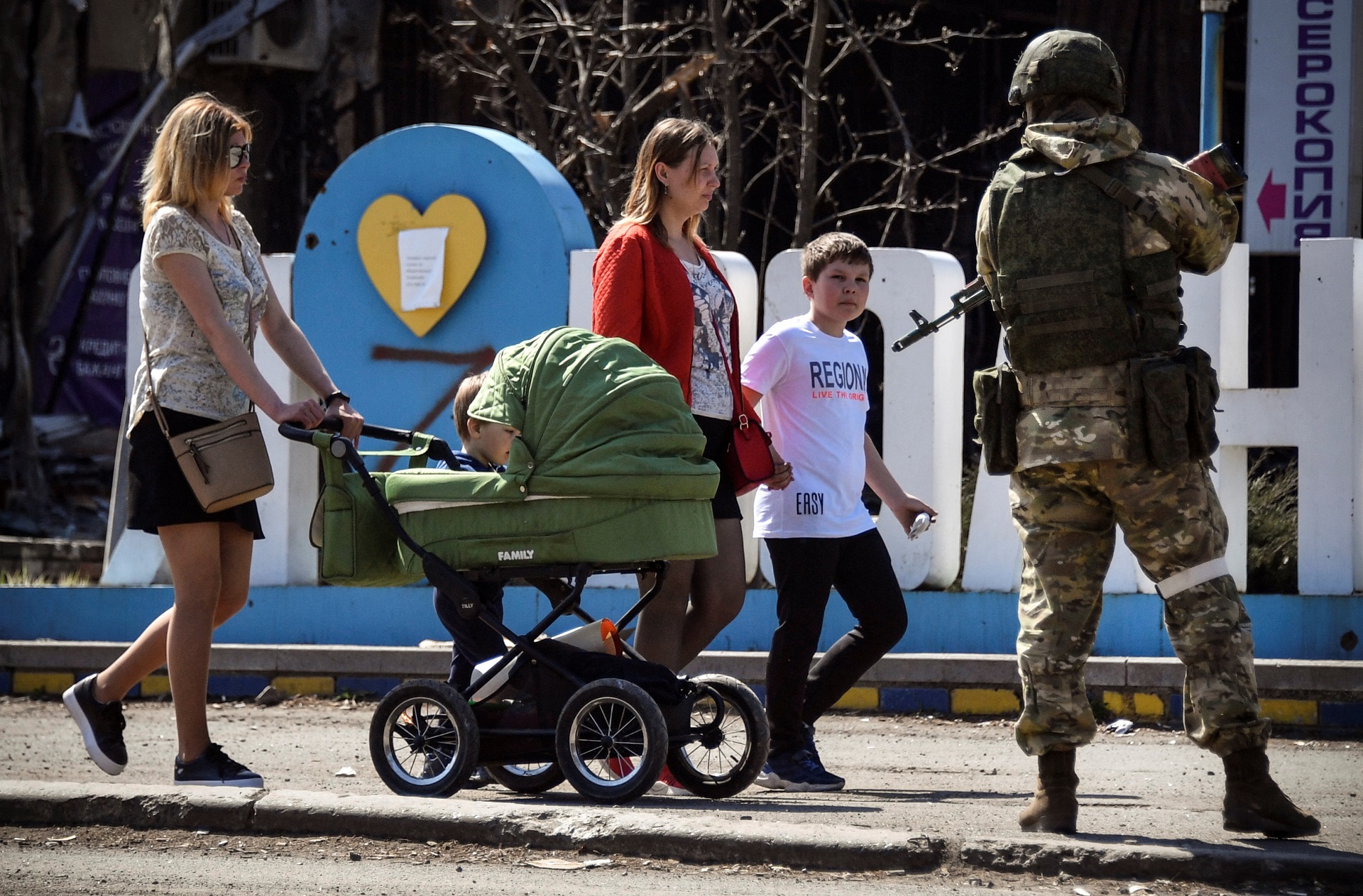 Soldado ruso patrulla las calles en la región de Donetsk (AFP)