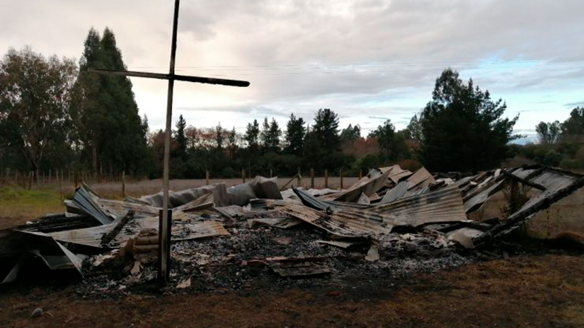 La capilla atentada resultó completamente quemada en el sector de Victoria, al sur de Chile (imagen: Policía de Investigaciones, PDI).
