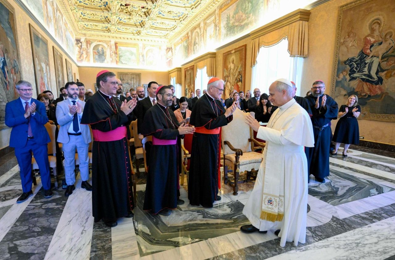 El Papa Le&oacute;n XIV llam&oacute; a construir un progreso que "no deje nuevas ruinas a su paso" en un encuentro con empresarios y movimientos sociales del continente