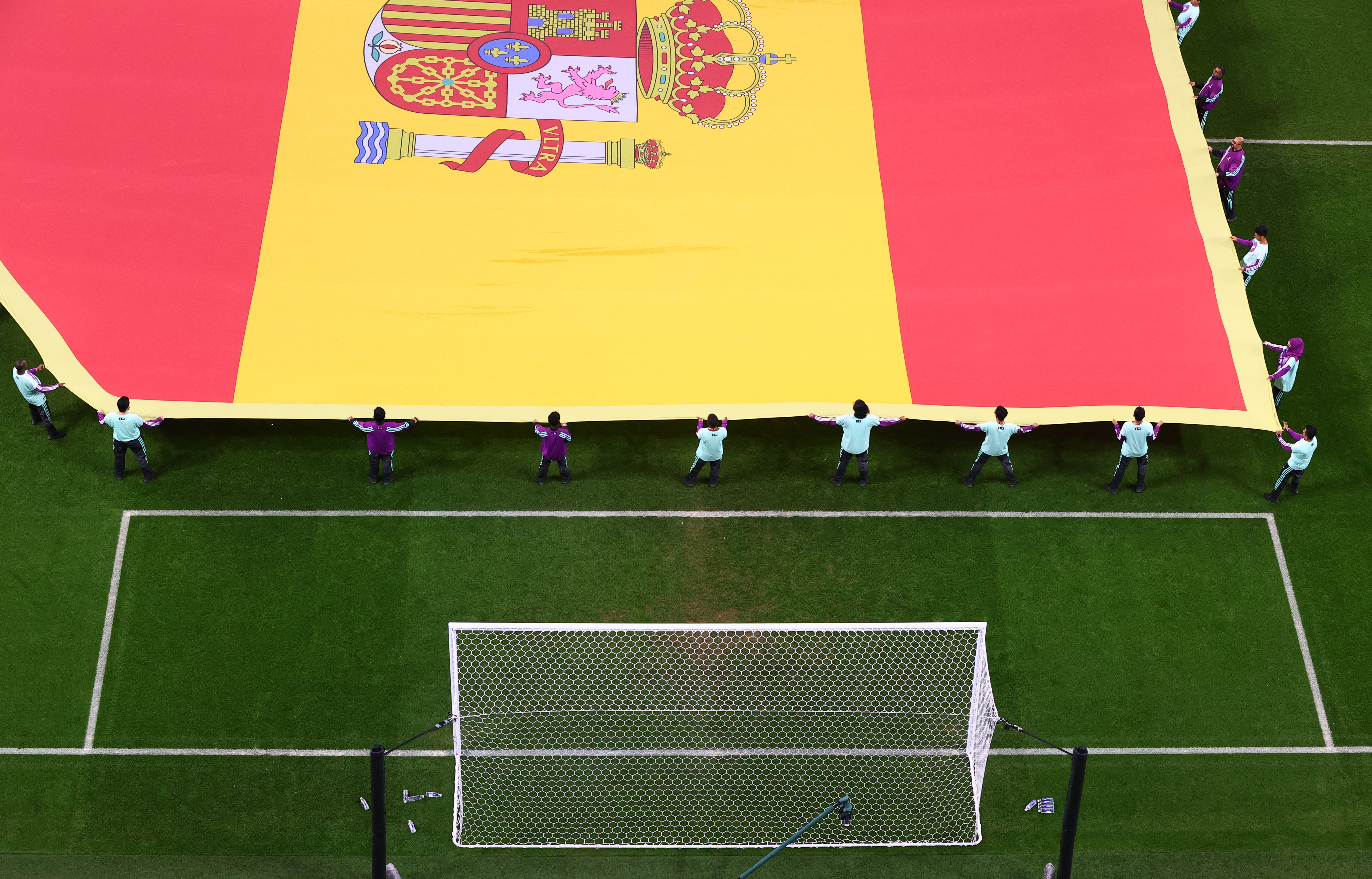 La bandera española en el centro del campo de juego del Khalifa Stadium (REUTERS/Paul Childs)
