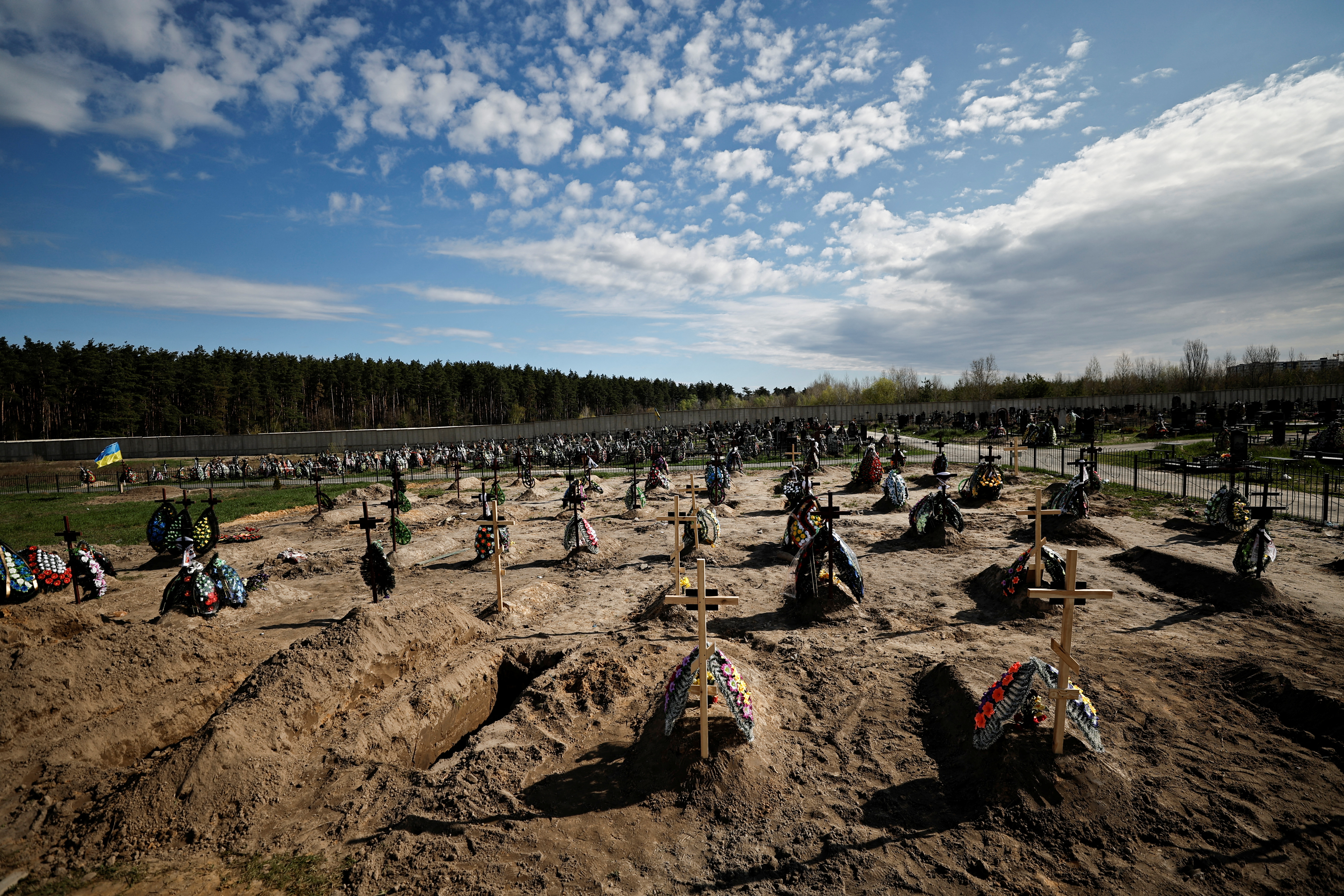 Nuevas tumbas de las personas asesinadas durante la invasión rusa de Ucrania, en un cementerio en Bucha, región de Kiev, Ucrania 28 de abril de 2022. REUTERS/Zohra Bensemra