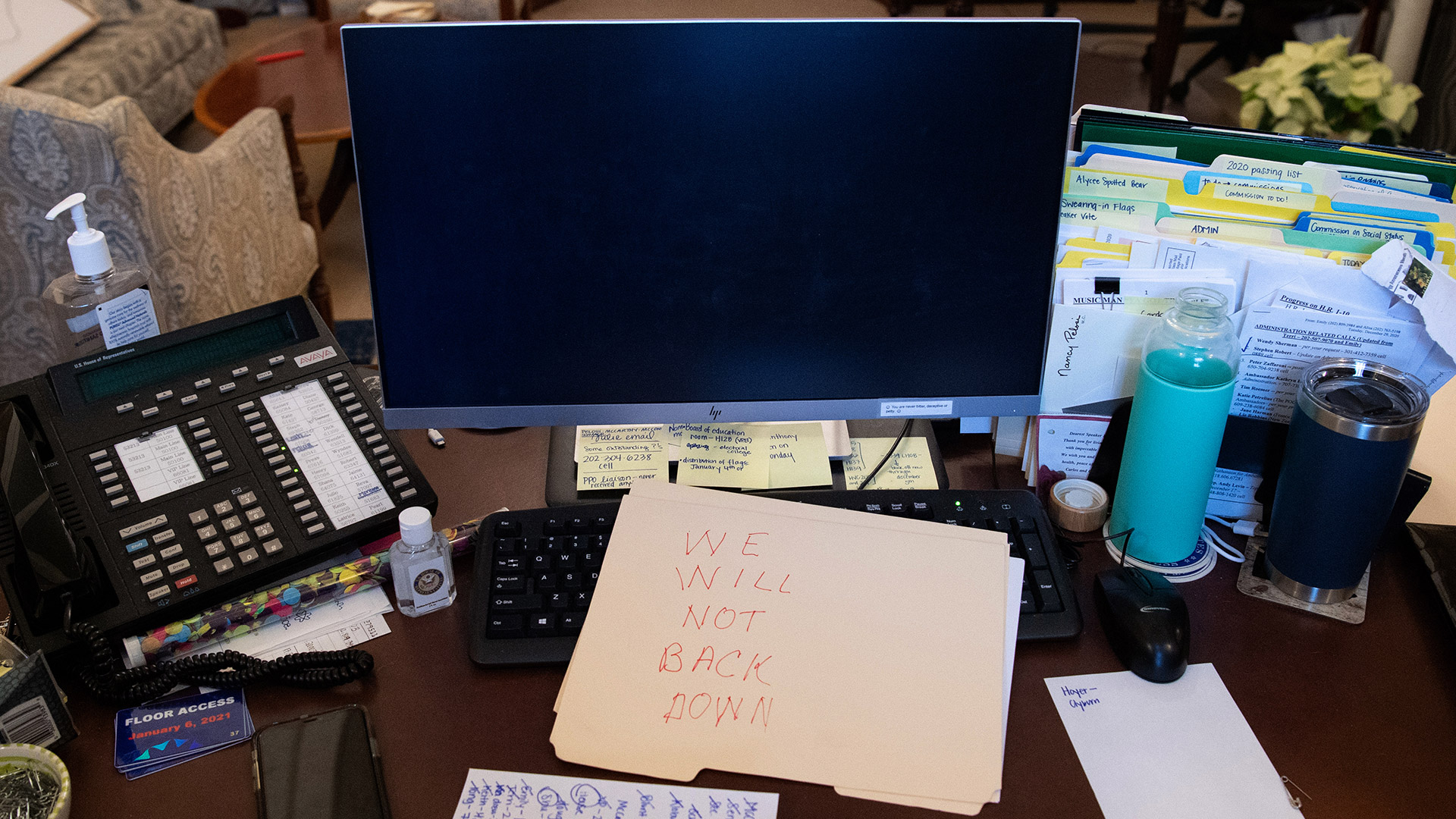 Un manifestante escribió "No nos echaremos atrás" en un papel que dejó sobre el escritorio de Nancy Pelosi en su oficina en el Capitolio (Foto de SAUL LOEB / AFP)