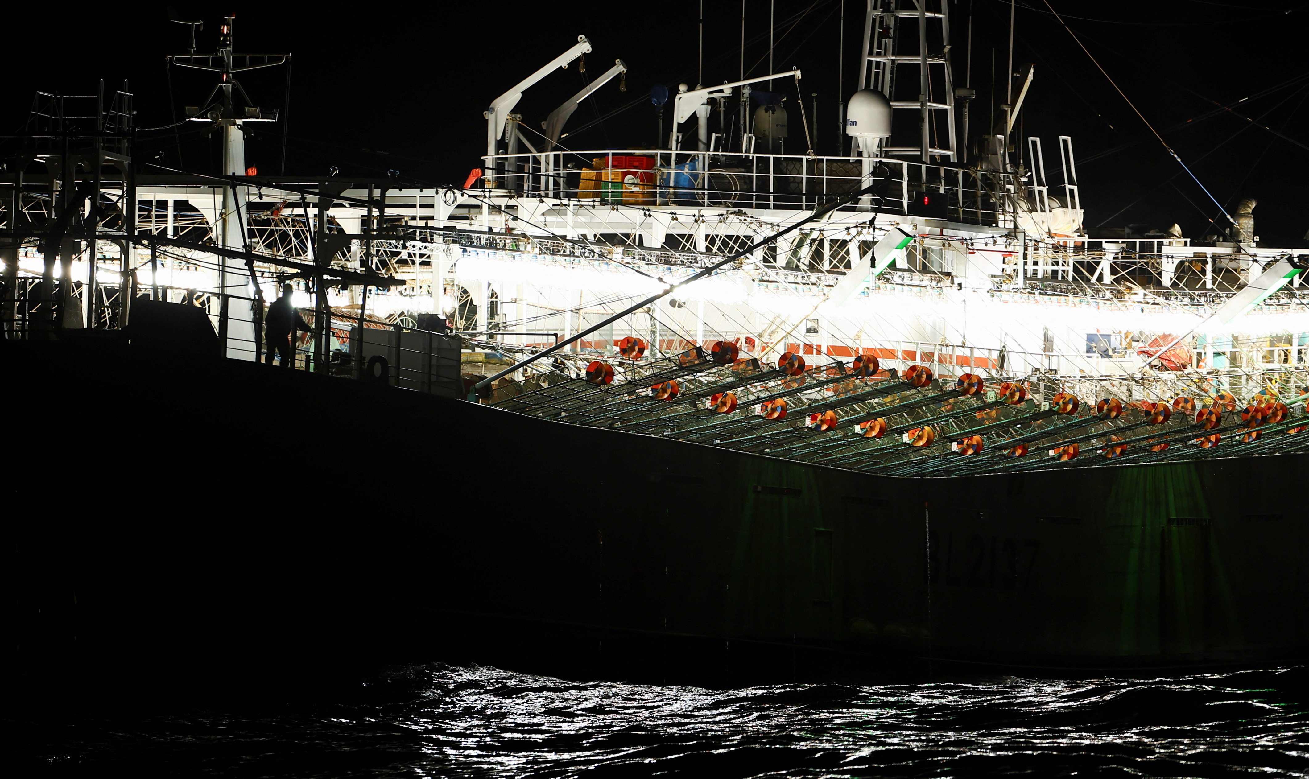 La flota extranjeras china extrae en la milla 201 hasta cuatro veces m&aacute;s recursos naturales que la pesca argentina 
