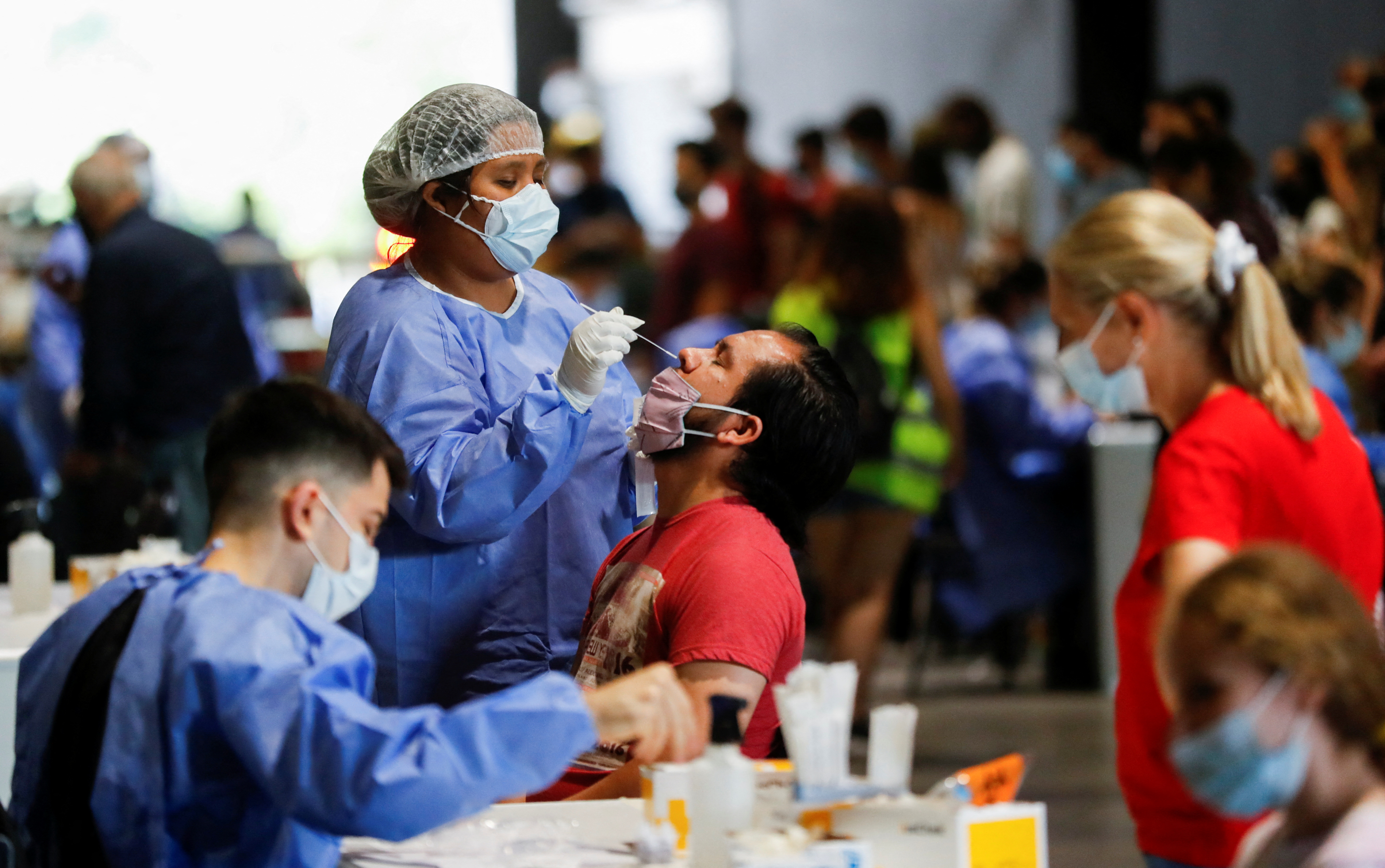 Muchos centros de testeos han cerrado, pero se mantienen en los hospitales públicos (REUTERS/Agustin Marcarian)