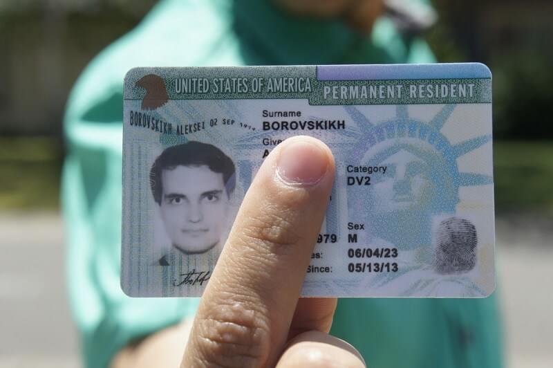 Los ciudadanos estadounidenses pueden solicitar la green card para sus familiares directos y una visa de no inmigrantes para otros familiares.