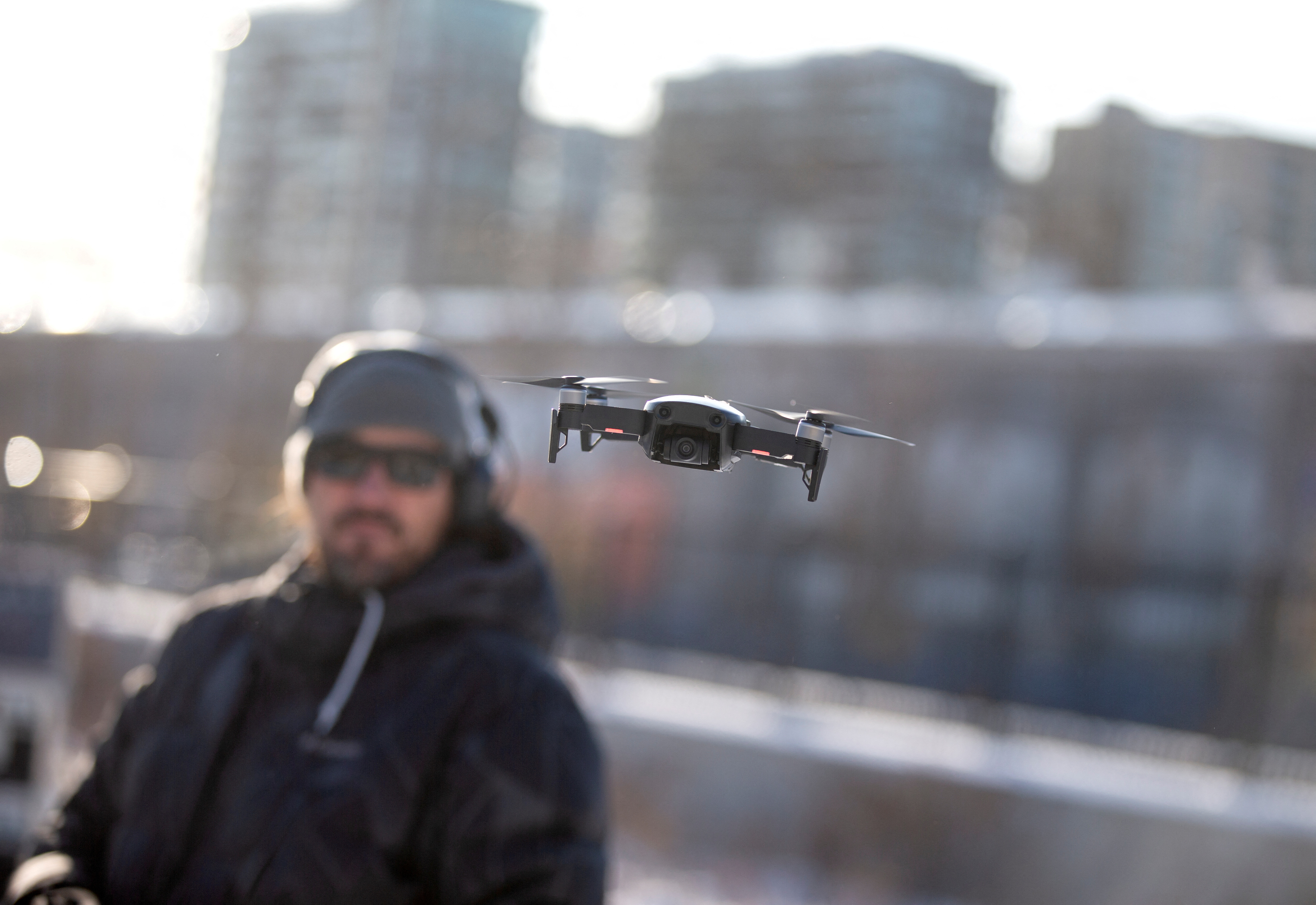 Un operador de drones vuela su dron mientras el fabricante chino de drones DJI realiza una demostración para mostrar una aplicación que rastrea el registro y el propietario de un dron en Montreal, Canadá, 13 de noviembre de 2019. REUTERS/Christinne Muschi/Foto de archivo