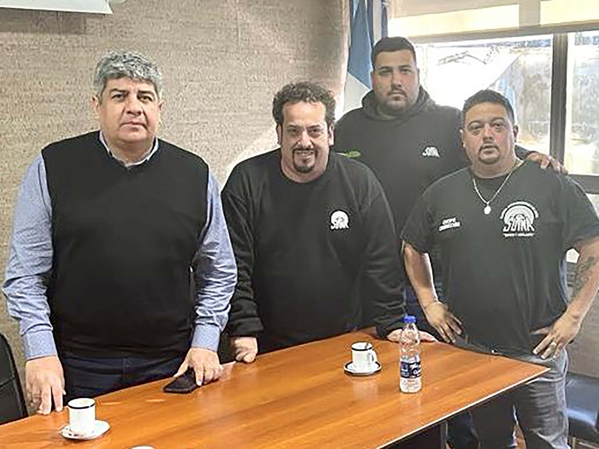 Crespo, en el centro, recibió recientemente la visita y el apoyo de Pablo Moyano, de Camioneros