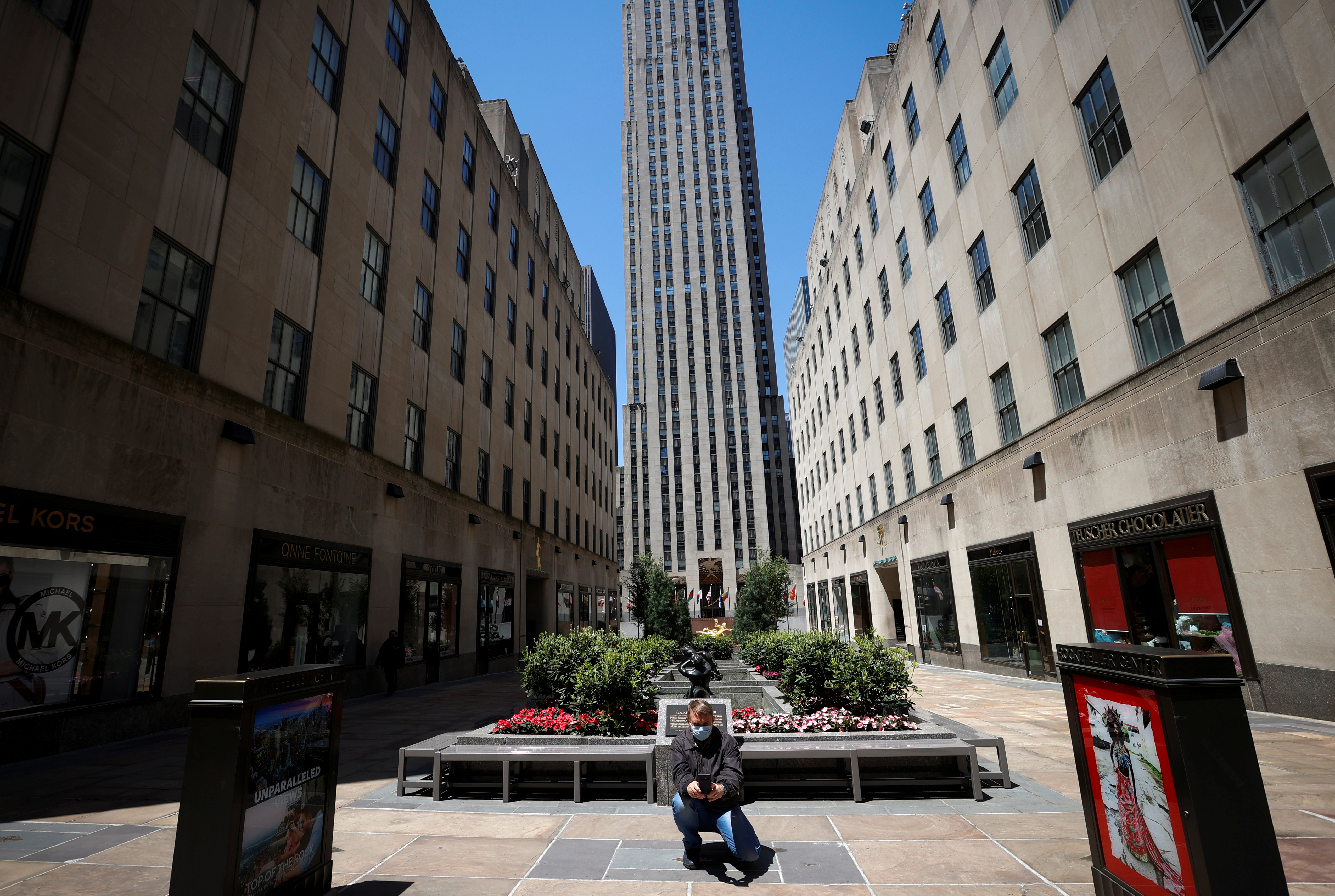 Un hombre se saca una foto en el Rockefeller Center en Manhattan, New York City (REUTERS/Mike Segar)