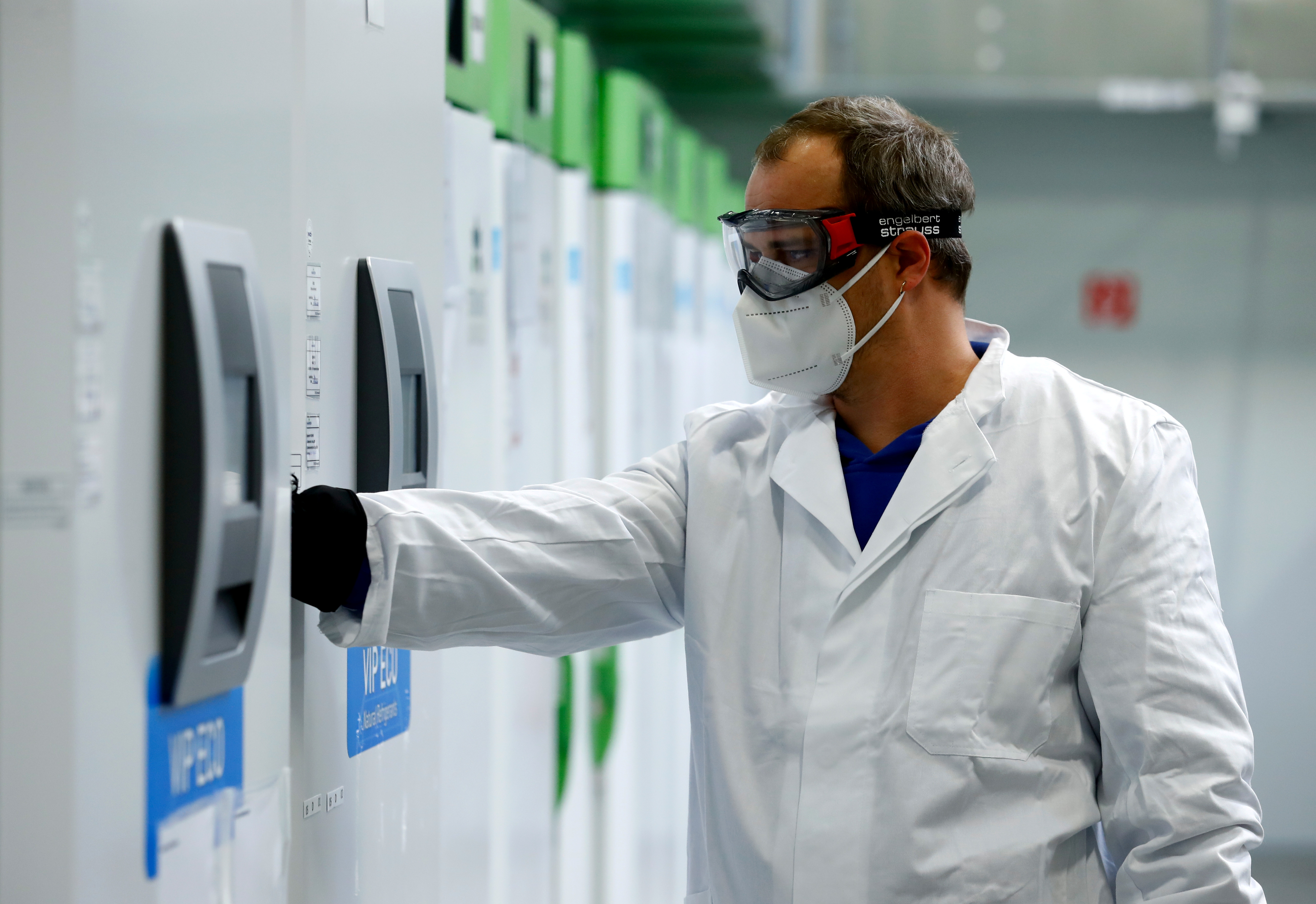 Refrigeradores para almacenar la vacuna de Pfizer contra el coronavirus. REUTERS/Ralph Orlowski/Archivo
