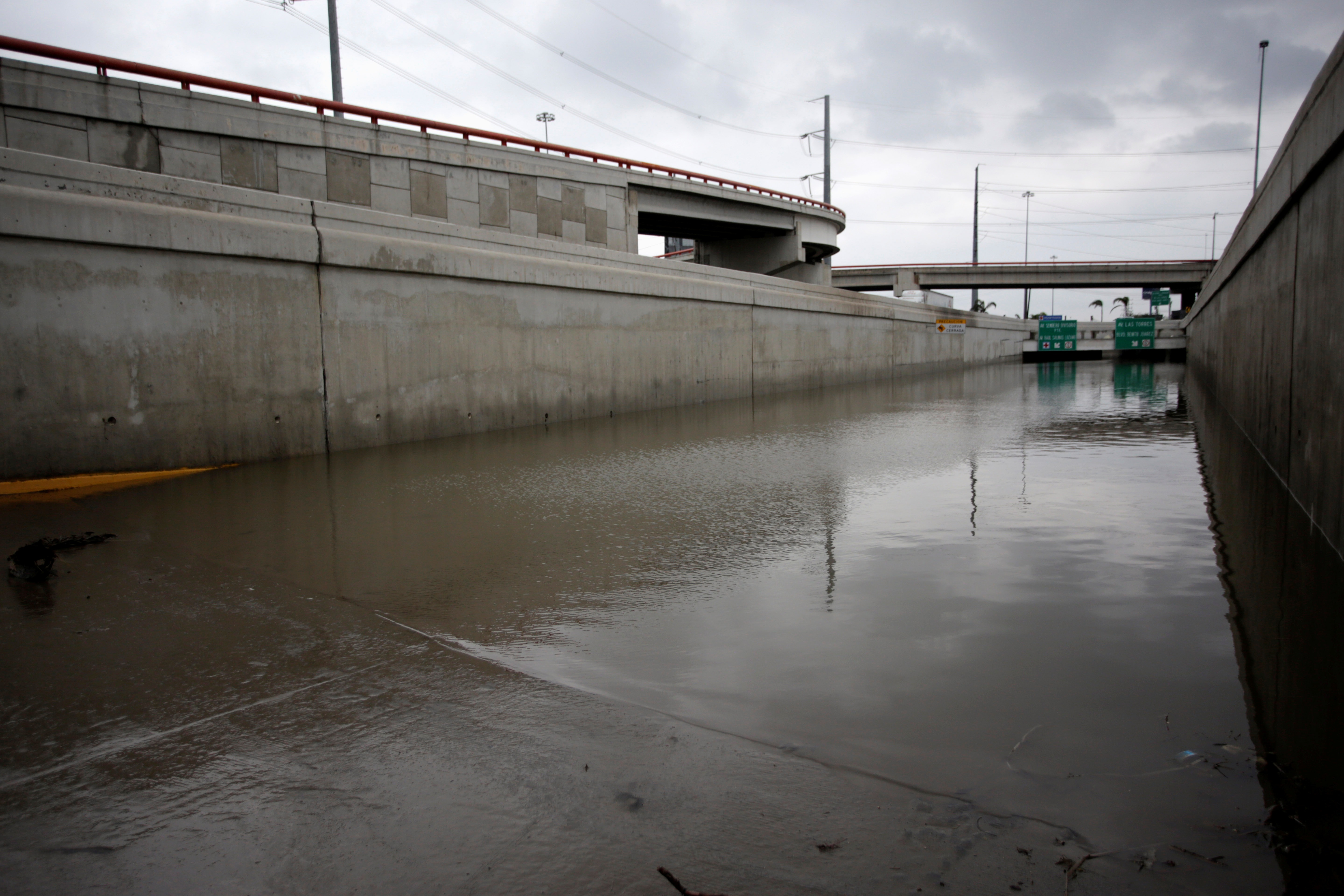Se ve una vista general de una calle inundada después de la tormenta Hanna en San Nicolás de las Garza, en las afueras de Monterrey, México, 27 de julio de 2020.