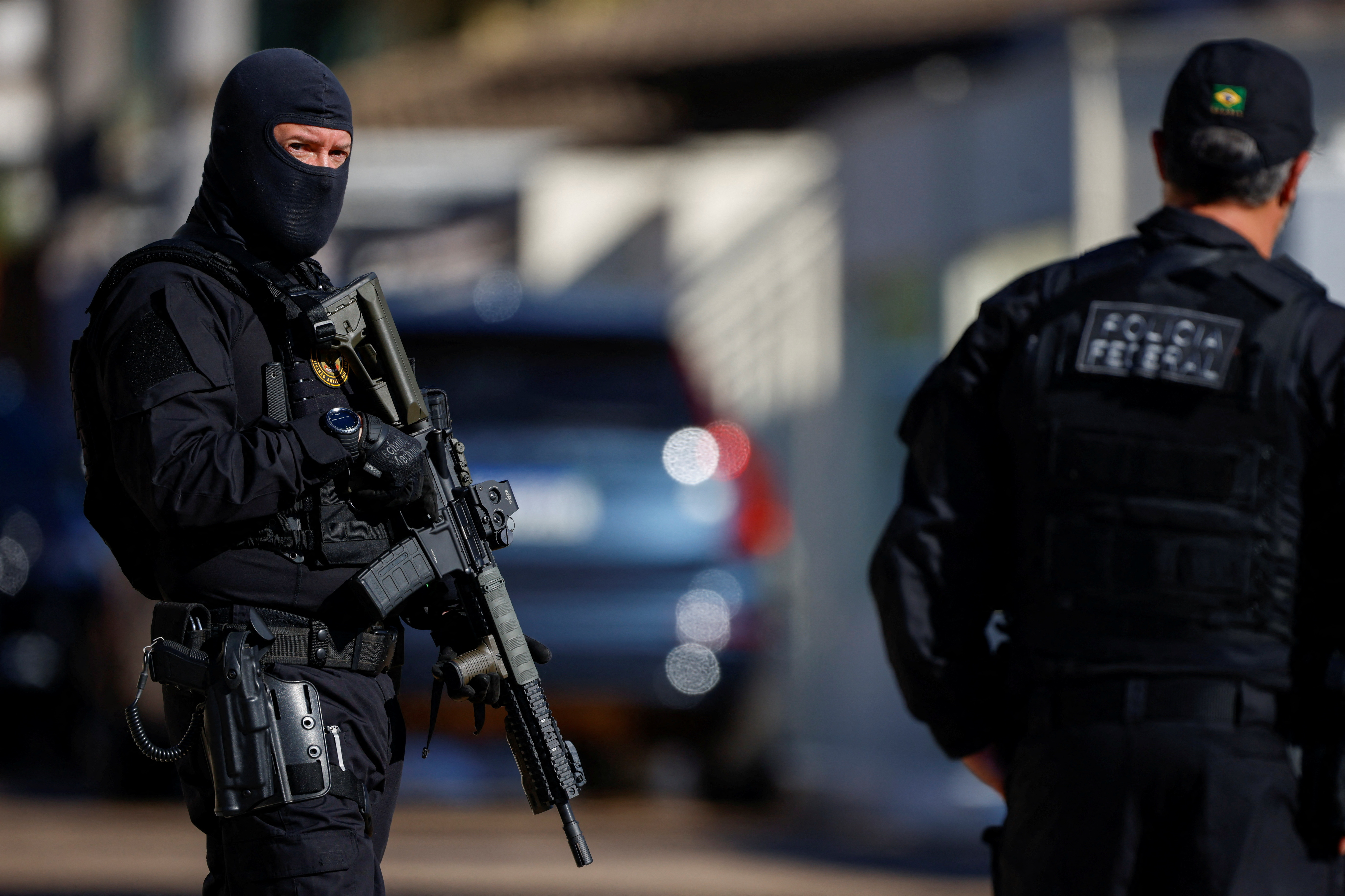 Policías encapuchados en las adyacencias de la casa de Bolsonaro, en Brasilia, Brasil, el 3 de mayo de 2023. REUTERS/Adriano Machado