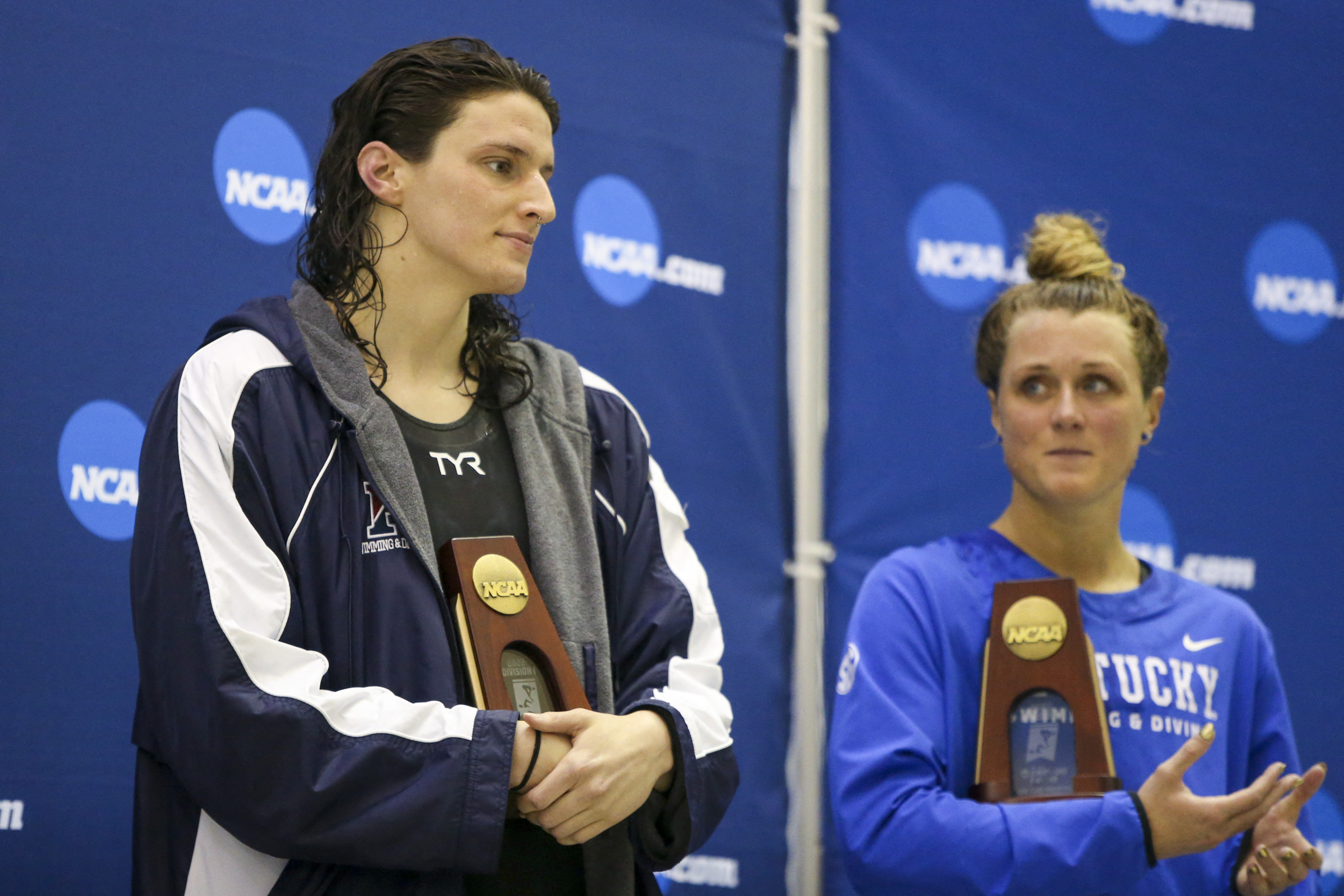 Riley Gaines observa a Lia Thomas, la nadadora transgénero que ganó de la prueba en el campeonato de natación universitario (Brett Davis-USA TODAY Sports)