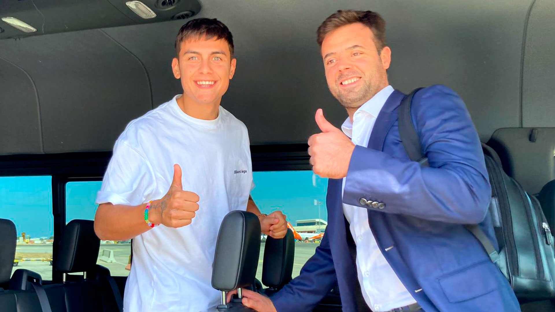 Dybala junto a Tiago Pinto, director deportivo de la Roma
