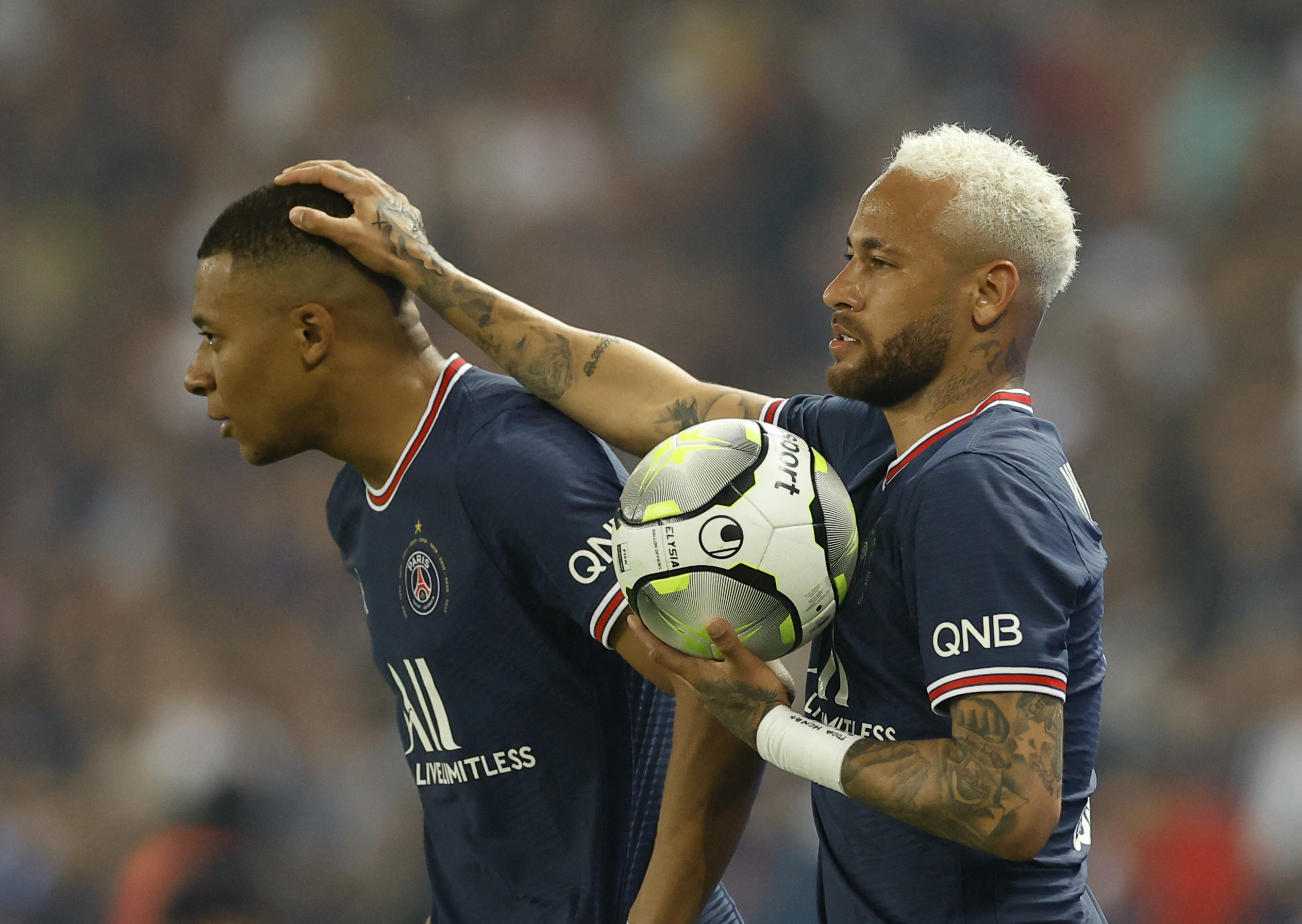 Kylian Mbappé y Neymar tuvieron un pequeño cortocircuito pero el presidente del PSG quiso llevar calma (Foto: REUTERS)