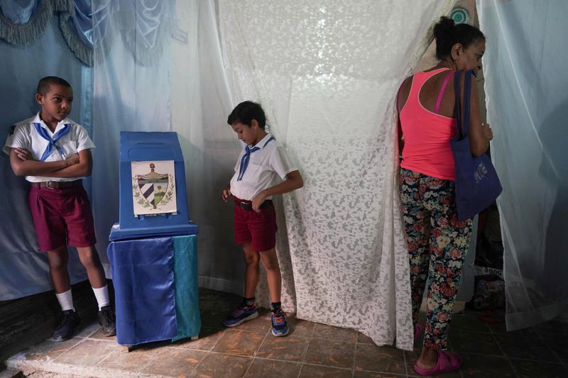 Una mujer prepara su voto en un colegio electoral durante las elecciones legislativas en La Habana (REUTERS/Alexandre Meneghini)