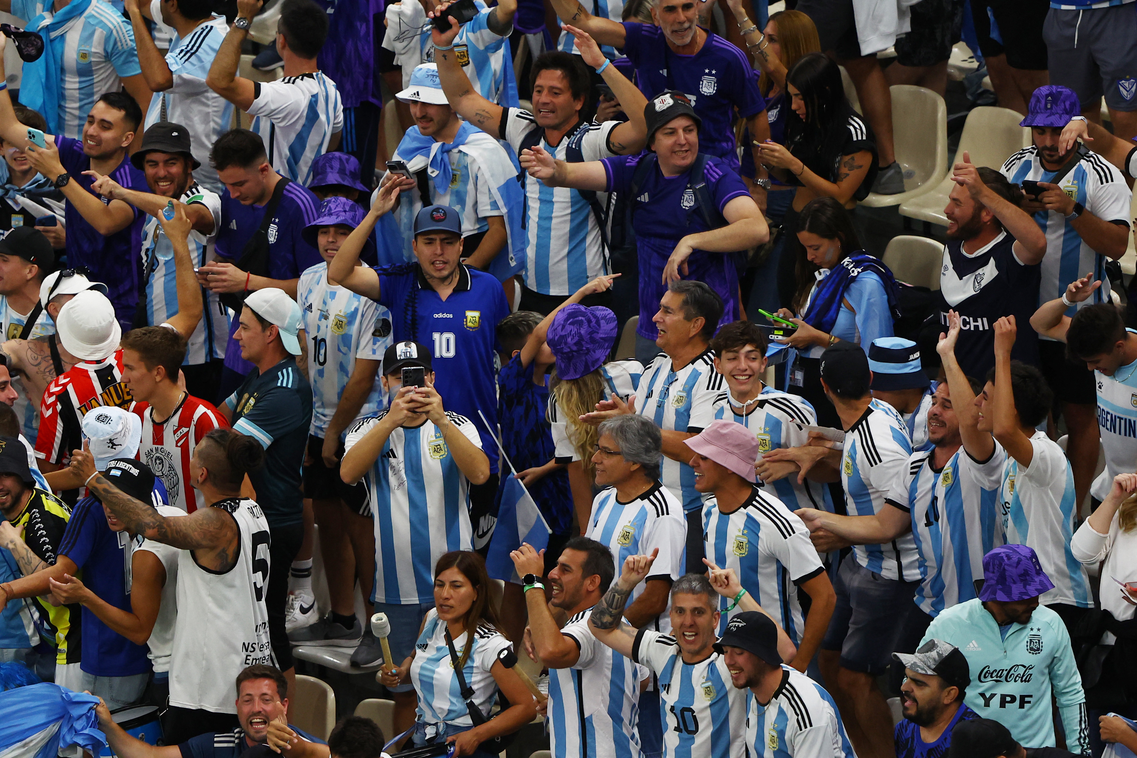 Los festejos de los hinchas argentinos tras la eliminación de Brasil (REUTERS/Paul Childs)