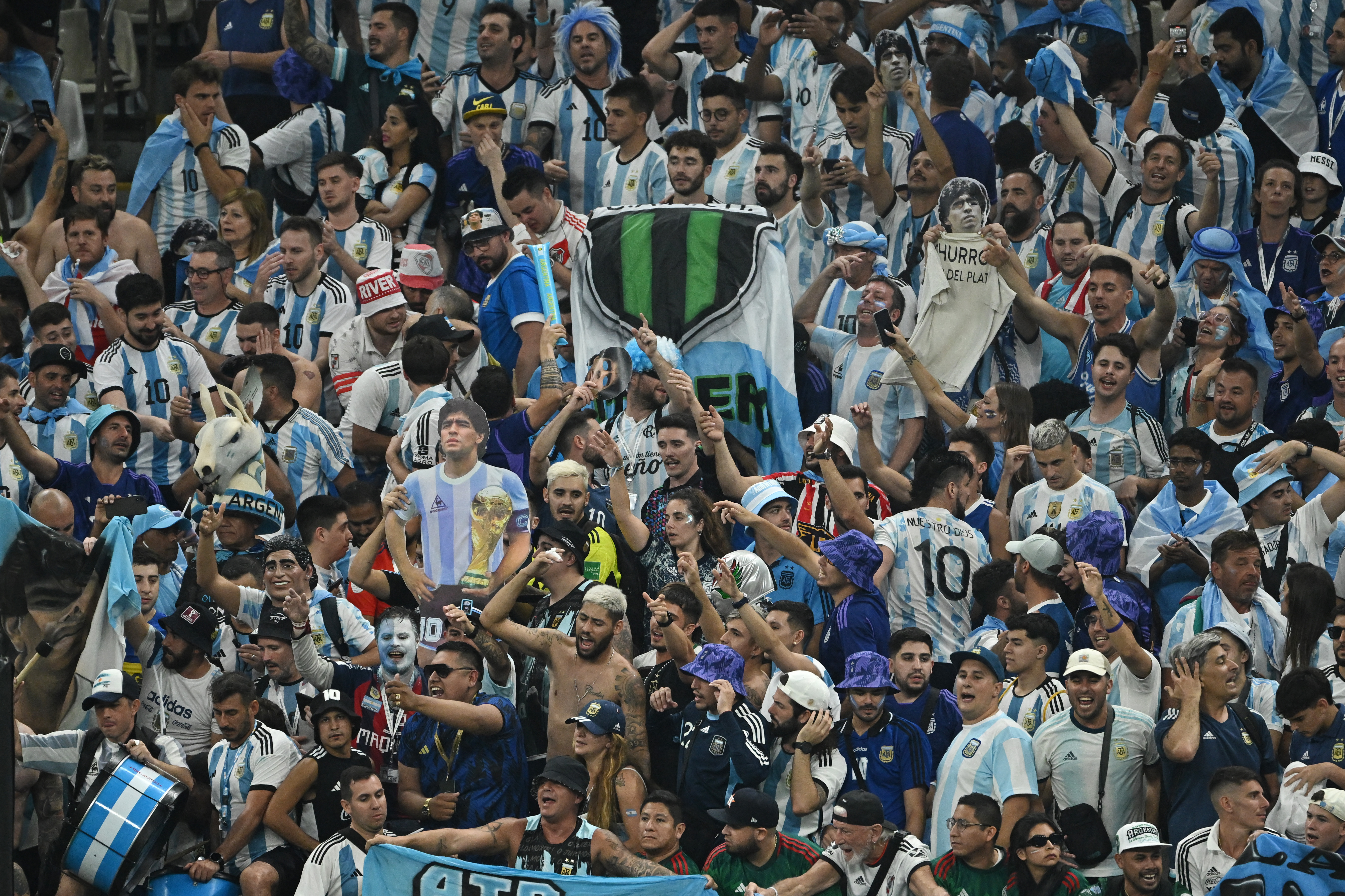 Los argentinos esperan por el primer triunfo de Argentina en la Copa del Mundo (REUTERS/Dylan Martinez)