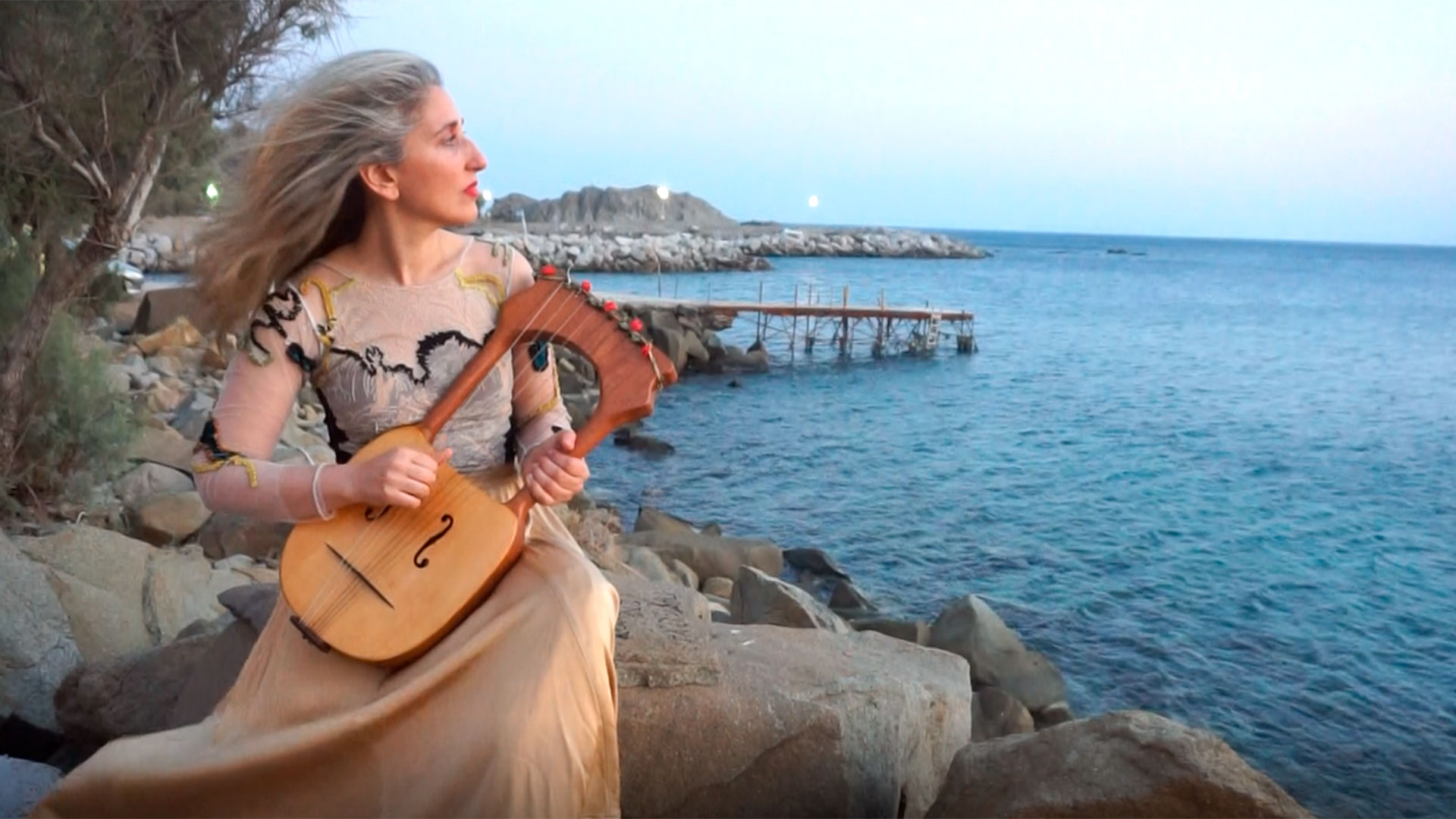 Daniela Horovitz en la costa del Mar Egeo, 2018