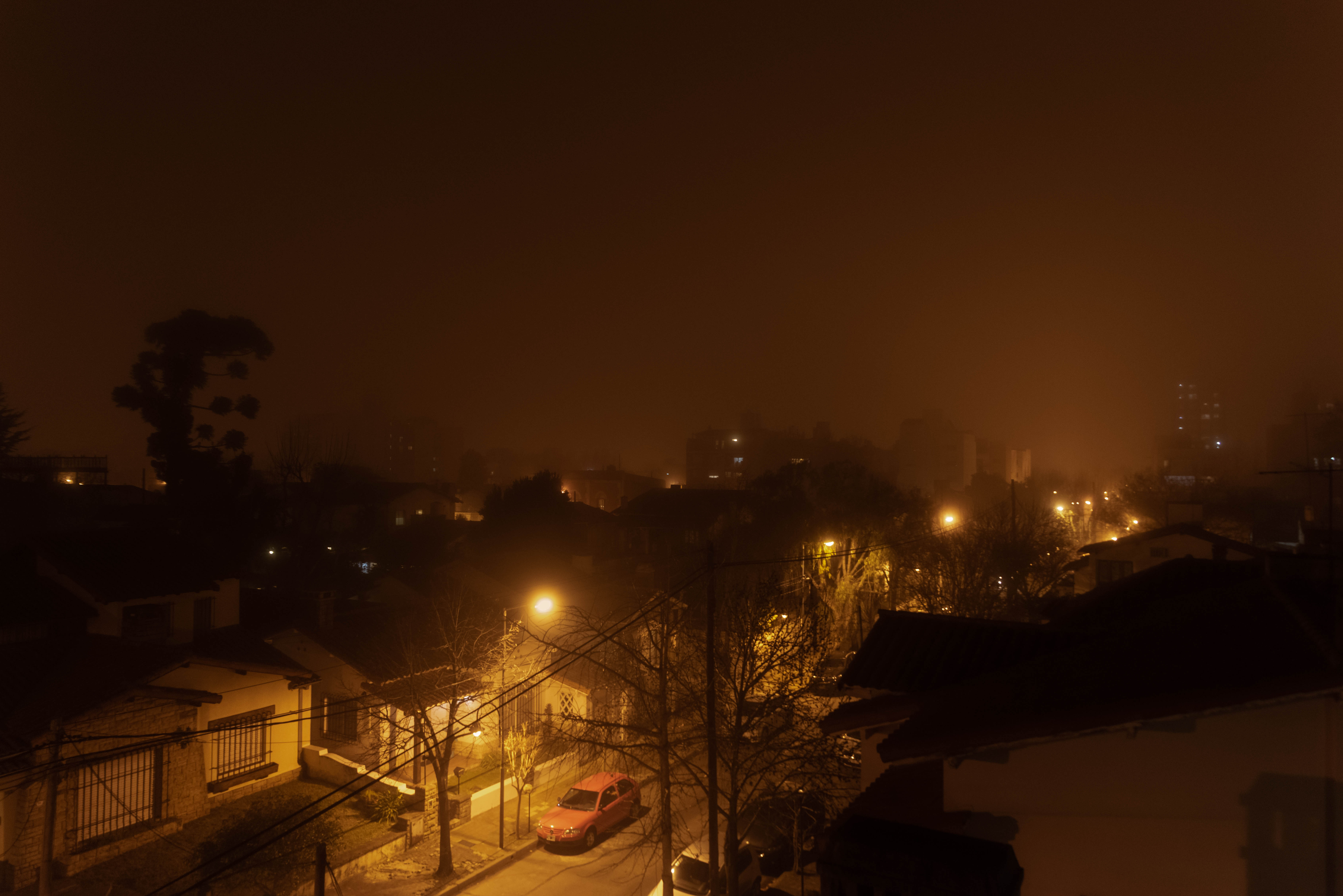 La niebla redujo drásticamente la visibilidad, en algunos distritos del conurbano llegó a ser de menos de 200 metros
