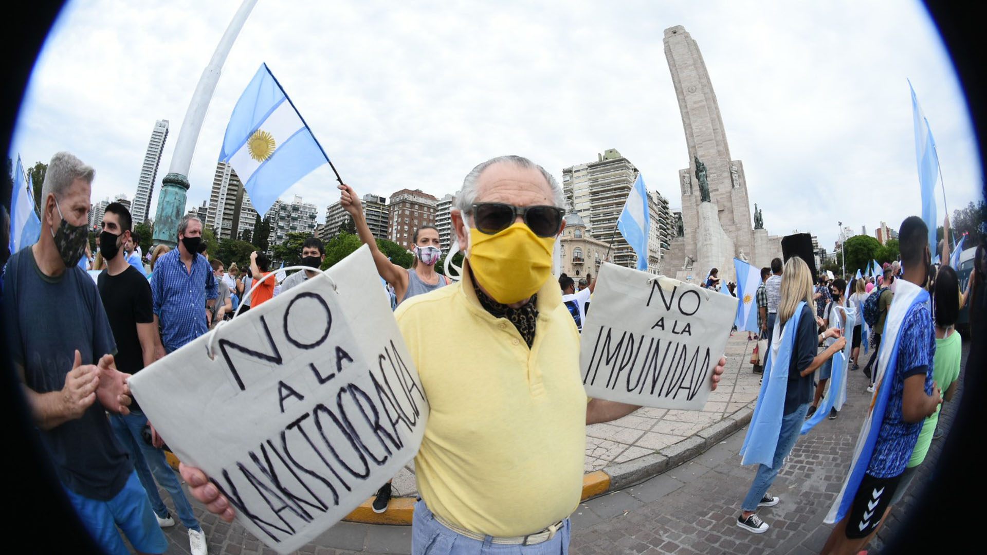 En Rosario, la convocatoria se organizó con los hashtags #8NTodosALasCalles y #8N. Según medios locales, tenía al Movimiento Campo+Ciudad como uno de sus impulsores