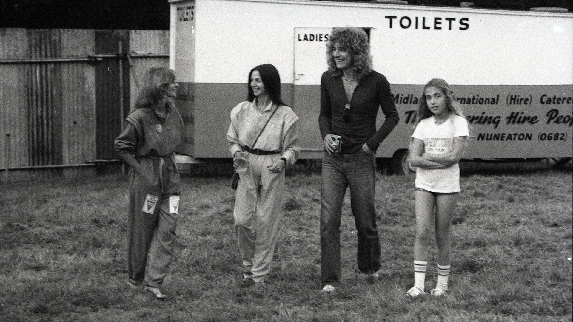 Robert Plant con su esposa Maureen y su hija Carmen en el backstage del Festival de Knebworth en agosto de 1979, dos años después de la muerte de Karac (The Grosby Group)