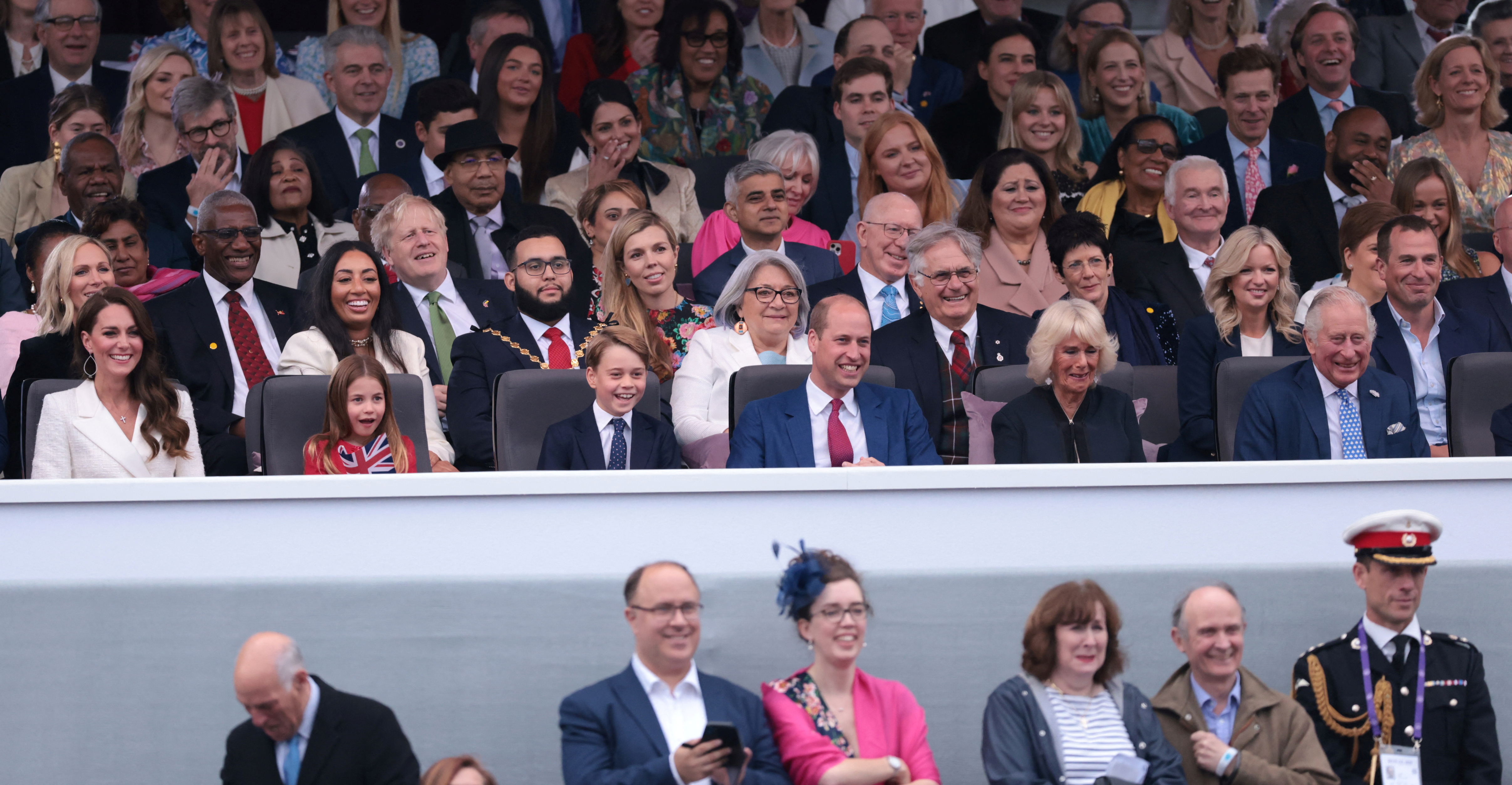 Prințul Charles, Prințul William, Catherine, Ducesa de Cambridge, Camilla, Ducesa de Cornwall, Prințesa Charlotte, Prințul George, Primul Ministru Boris Johnson, Primarul Londrei Sadiq Khan participă la BBC Platinum Party în fața Palatului Buckingham (Humphrey Nemar/REUTERS)