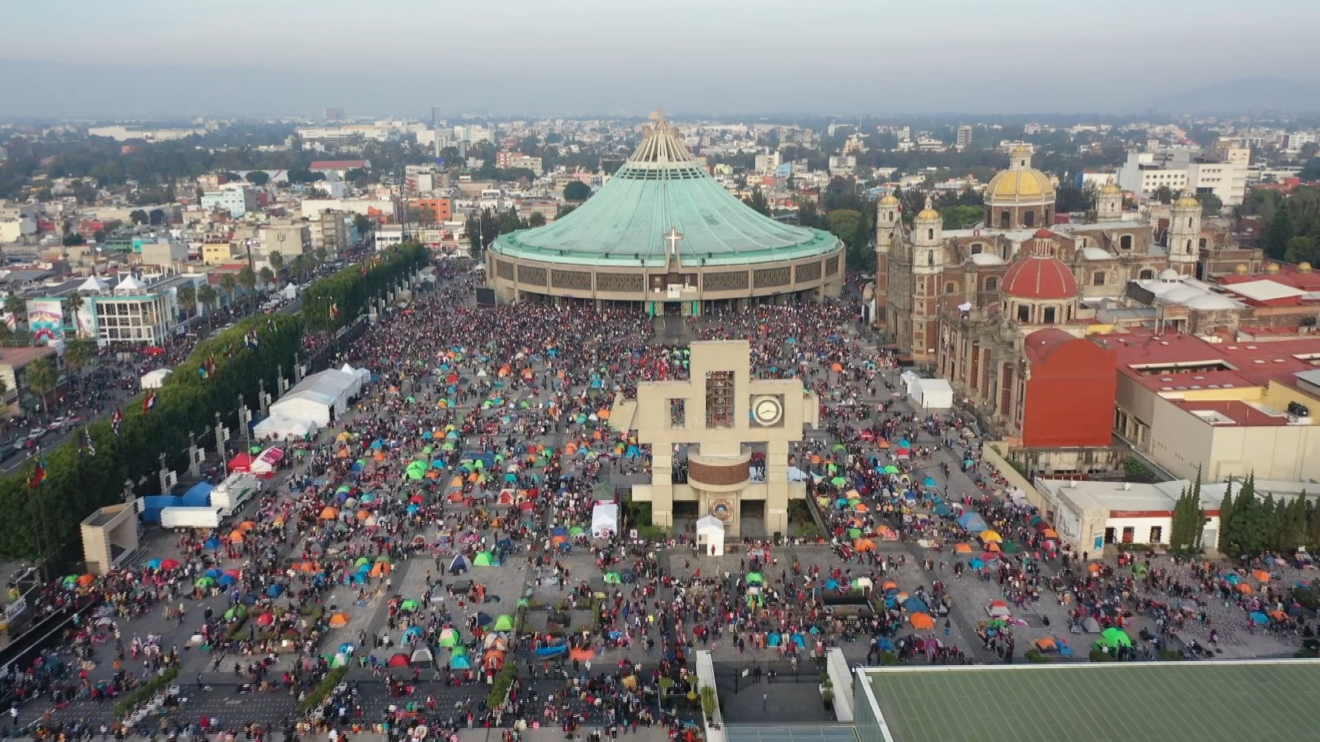 Cada 12 de diciembre peregrinan unas diez millones de personas a la Basílica de la Virgen de Guadalupe en la Ciudad de México 