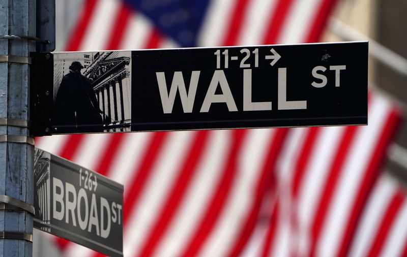 Los índices de Wall Street recortaron fuerte desde sus recientes máximos