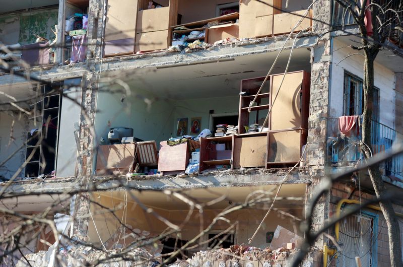 Un edificio de apartamentos destruido durante un ataque aéreo en Kiev (Reuters)
