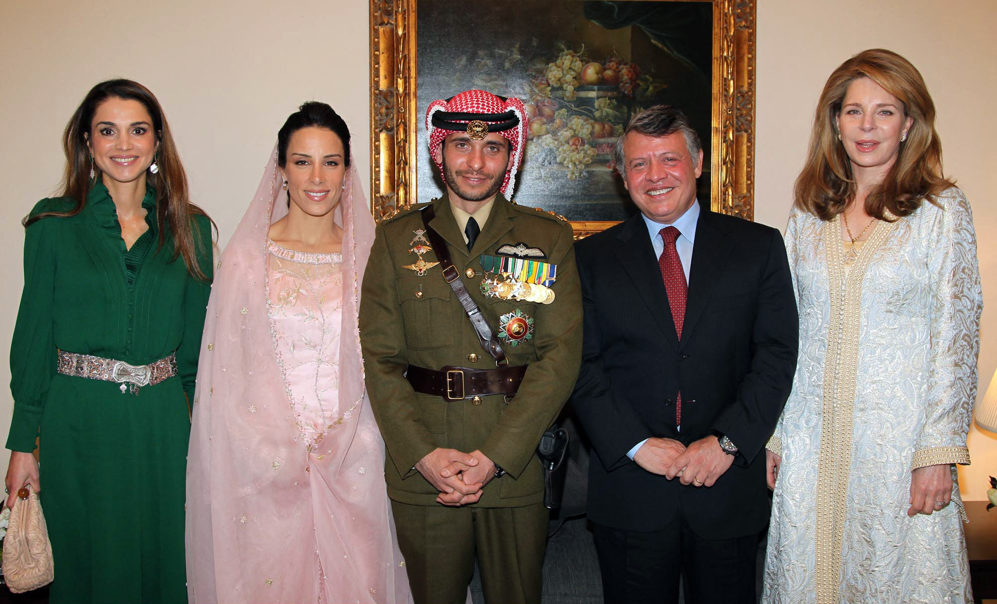 El rey Abdullah, la reina madre Noor, viuda del rey Hussein, y la reina Rania en el casamiento del príncipe Hamzah con la princesa Basma Otoum. (Foto por YOUSEF ALLAN / PETRA / AFP)
