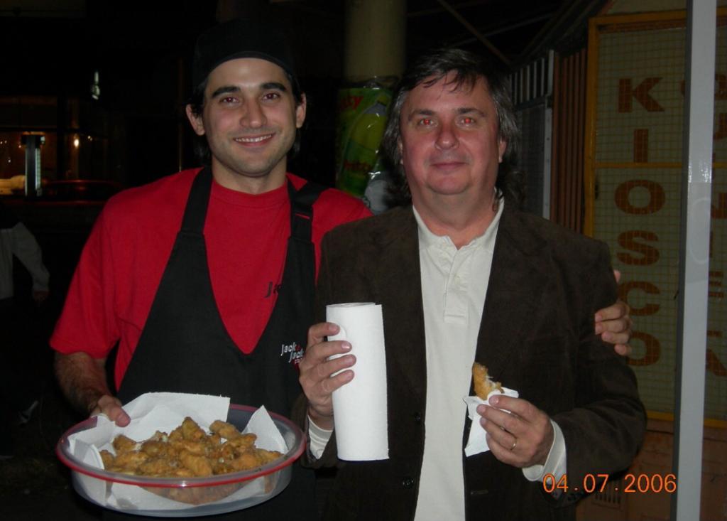 Para la inauguración de su primer emprendimiento en 2006 Matías Osman cocinó alitas de pollo