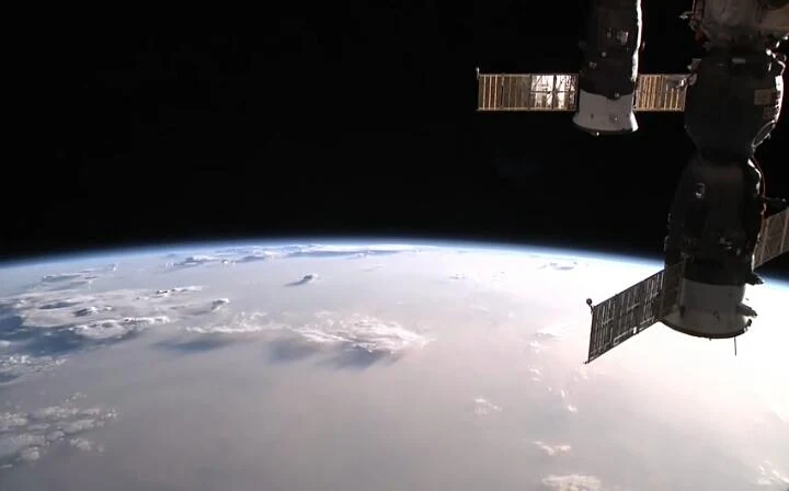 ISS Live Now Earth Live es una aplicación móvil que permite a los usuarios seguir la trayectoria y ubicación de la Estación Espacial Internacional en tiempo real.  (ISS Live Now Earth Live)