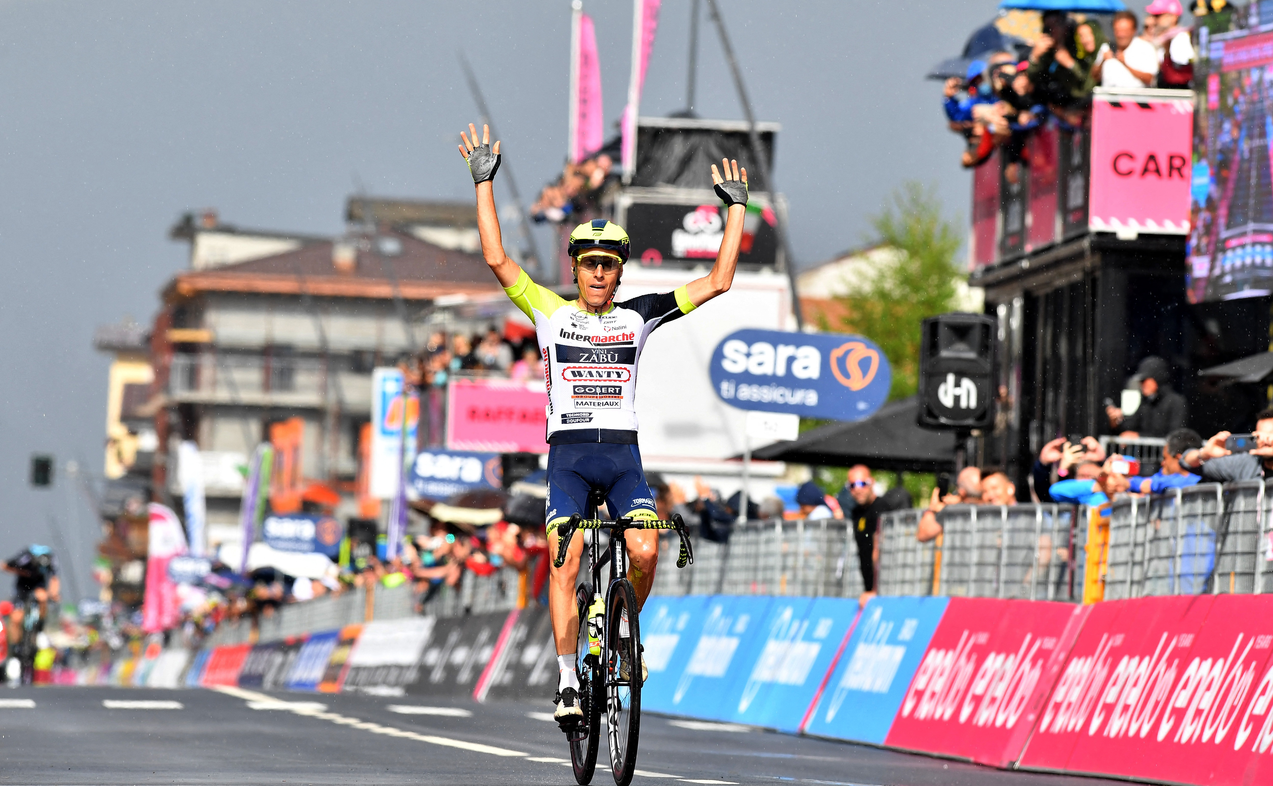 Grandes emociones dejó la alta montaña en la etapa 16 del Giro de Italia. Foto:  REUTERS/Jennifer Lorenzini