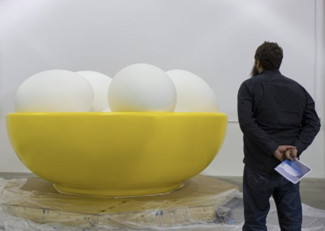 Un favorito para fotos y selfies en esta edición de Art Basel: "Bowl With Eggs (Yellow)", de Jeff Koons.