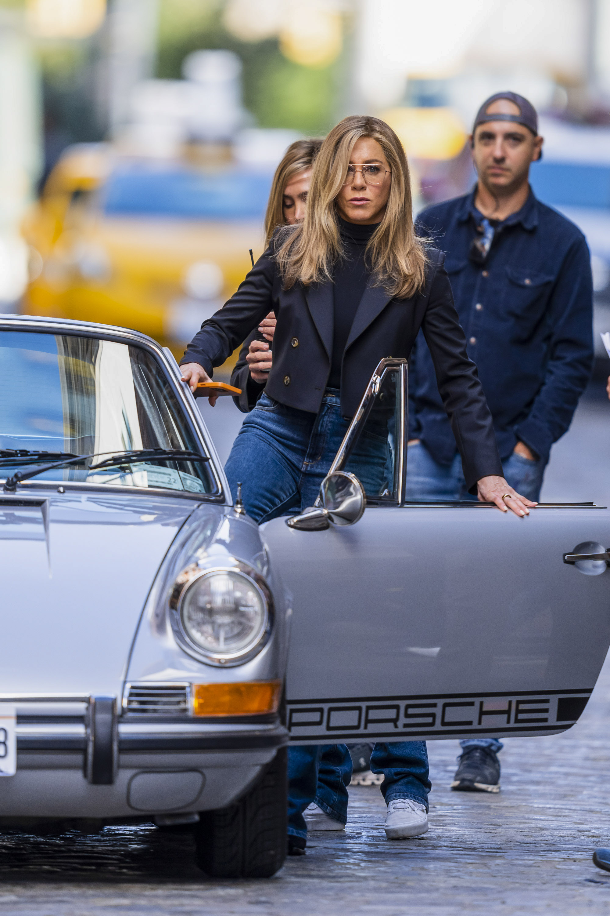 Jennifer Aniston se sube a un Porsche 911 convertible clásico en el marco del rodaje del nuevo filme que protagonizará, The morning show. La filmación se está haciendo en la ciudad de Nueva York