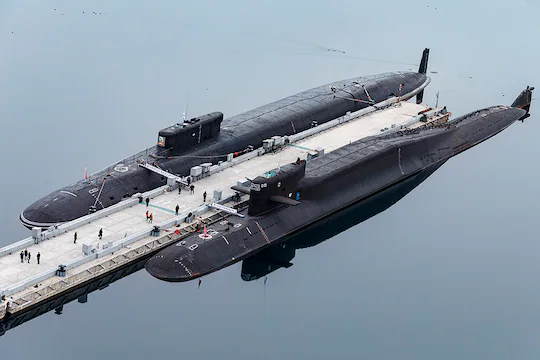 El submarino Príncipe Vladimir, a la izquierda, y el Yekaterinburg son vistos el año pasado en una base rusa en Gadzhiyevo, en la península de Kola. Ambas naves pueden disparar misiles balísticos nucleares. (Servicio de Prensa del Ministerio de Defensa ruso/AP)