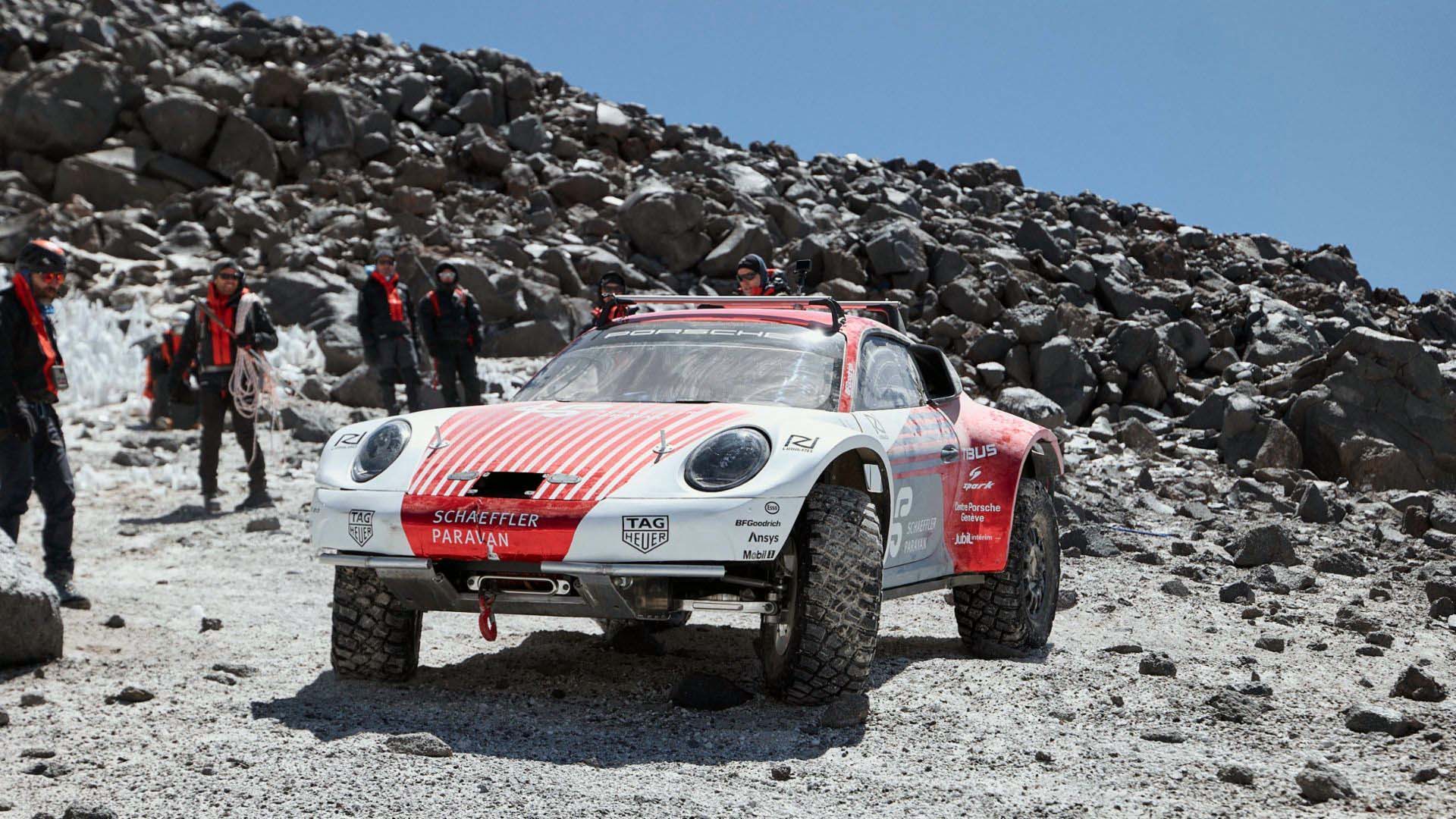 Un Porsche 911 sube a más de 6.000 metros de altura en el volcán más alto del mundo