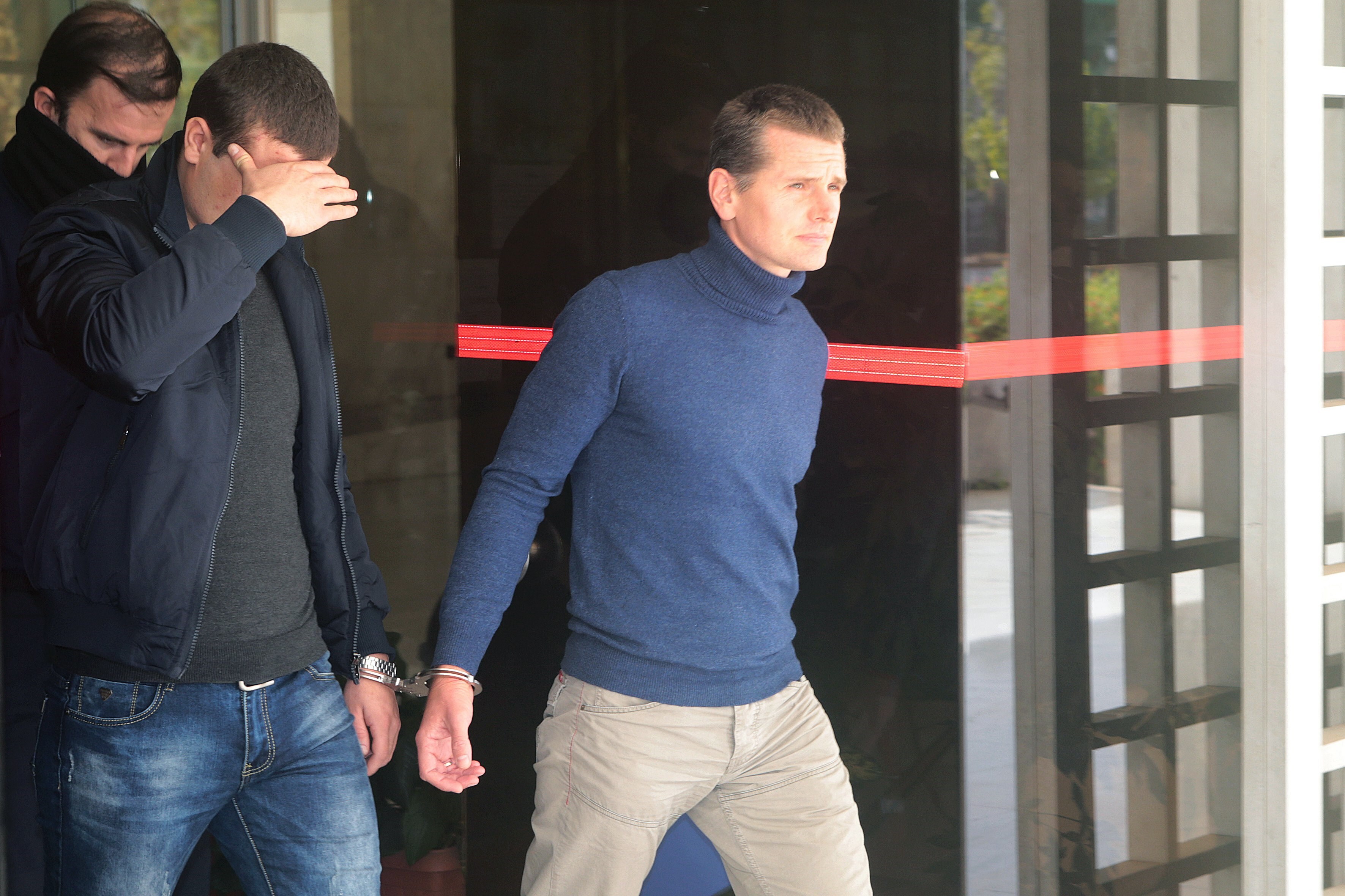 Agentes de policía escoltan al ciudadano ruso Alexander Vinnik, condenado en Francia por lavado de dinero (EFE/ Pantelis Saitas)
