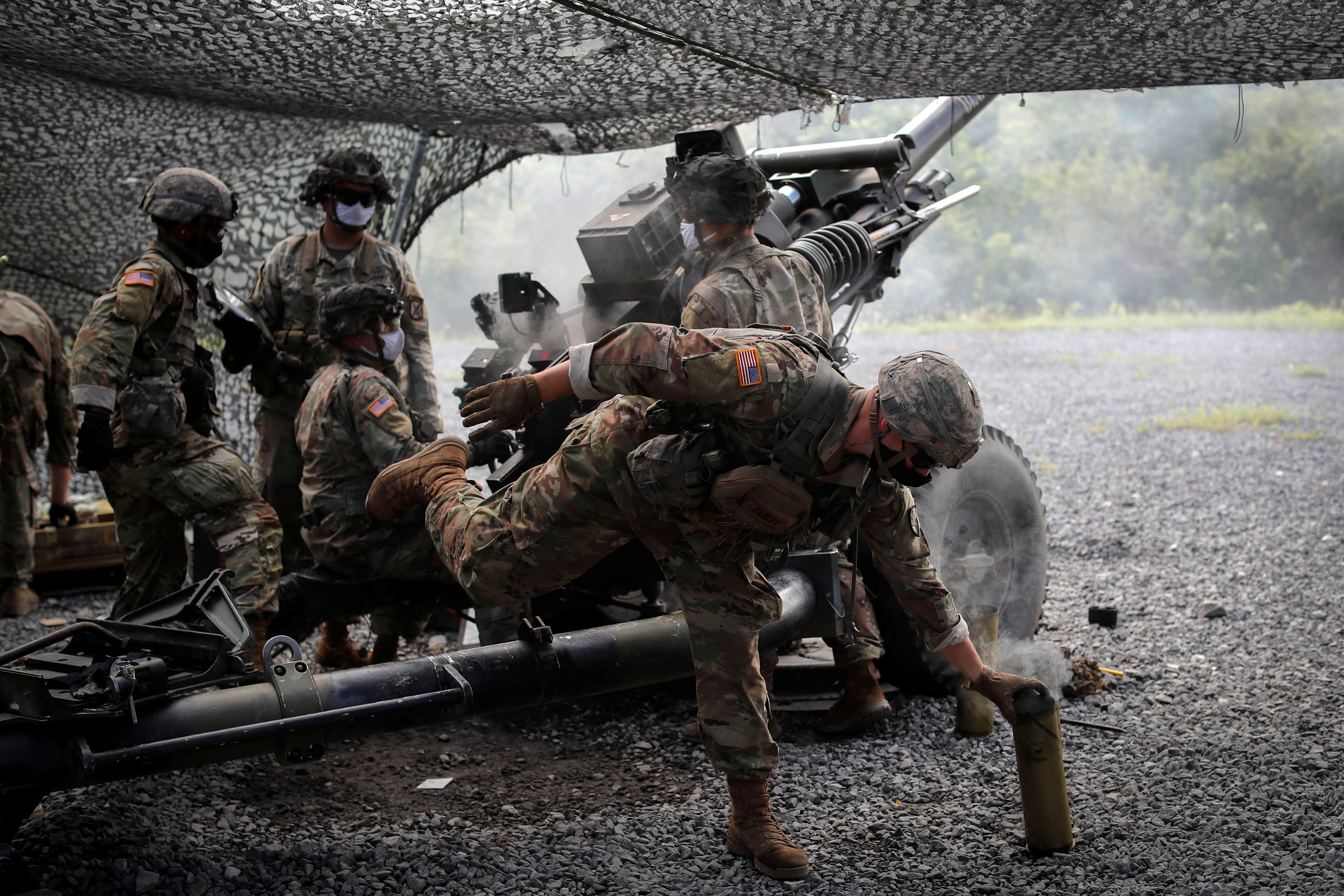 Entrenamiento de soldados en el uso del cañón M119 105 mm Howitzer que Estados Unidos está enviando a Ucrania. REUTERS/Mike Segar
