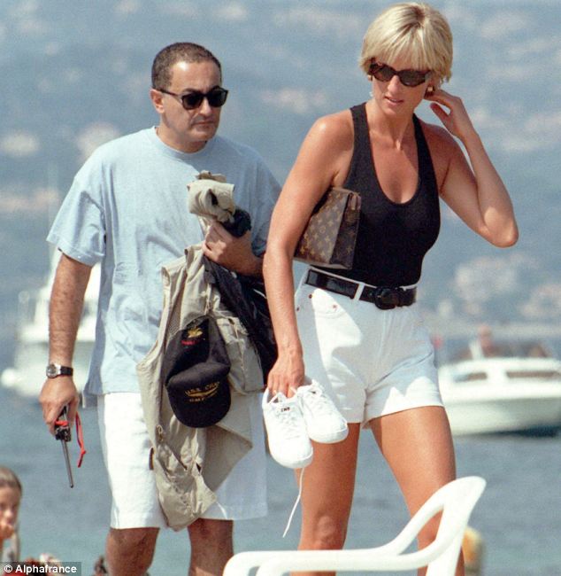 Diana y Dodi en sus vacaciones de 9 días en el lujoso yate de 22 millones de dólares recientemente adquirido por Mohamed Al fayed