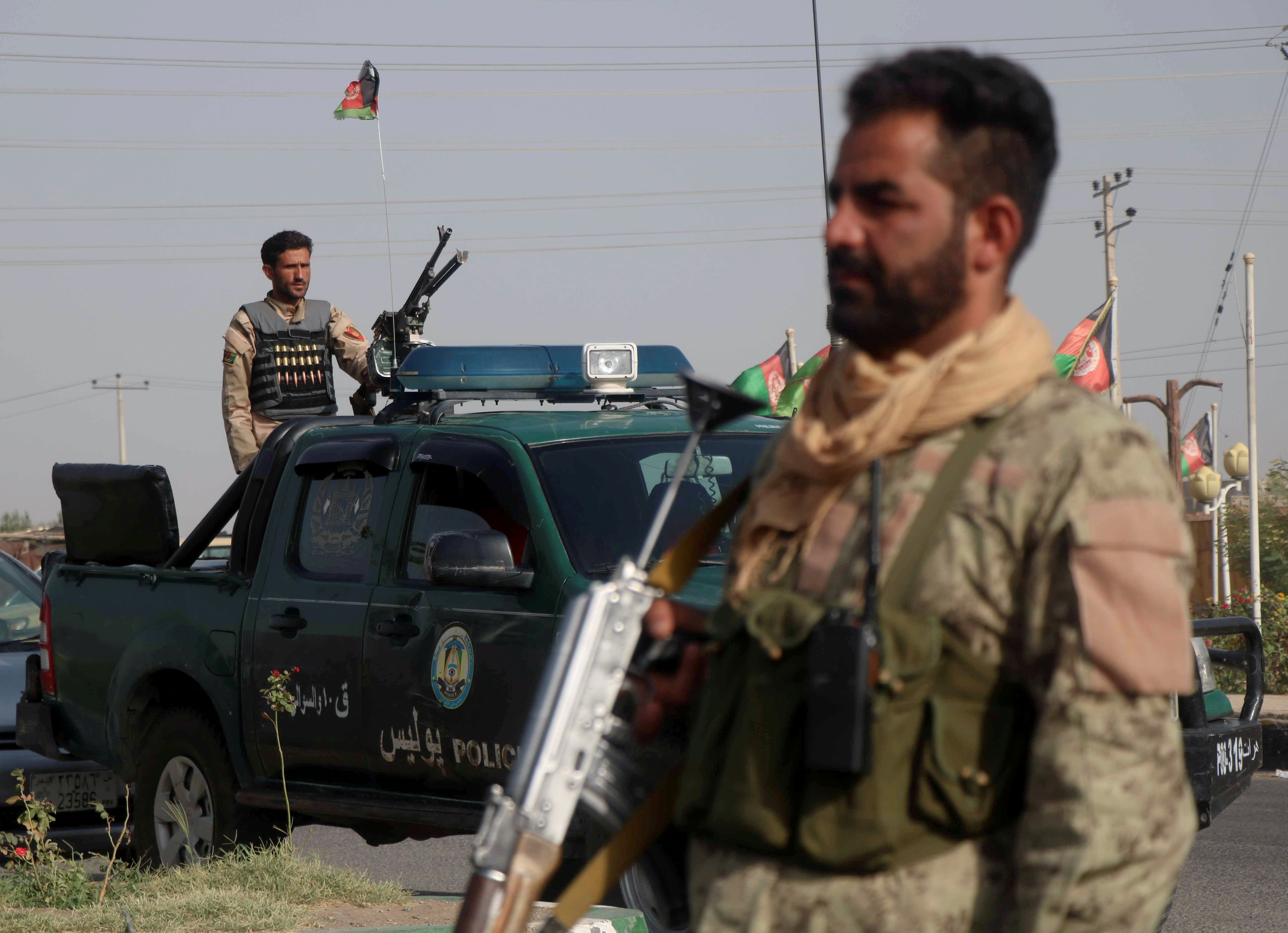 FOTO DE ARCHIVO: Las fuerzas de seguridad afganas vigilan un puesto de control en el distrito de Guzara de la provincia de Herat, Afganistán, el 9 de julio de 2021. (REUTERS / Jalil Ahmad / Foto de archivo)