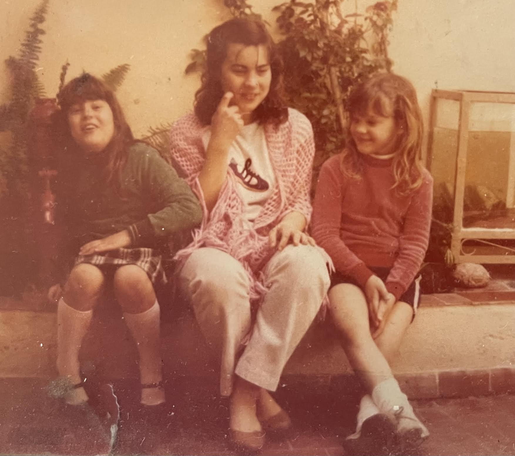 Leticia Brédice junto a sus hermnas, Valeria (izquierda) y Marisa (centro), en el patio de su casa natal, en Villa Urquiza