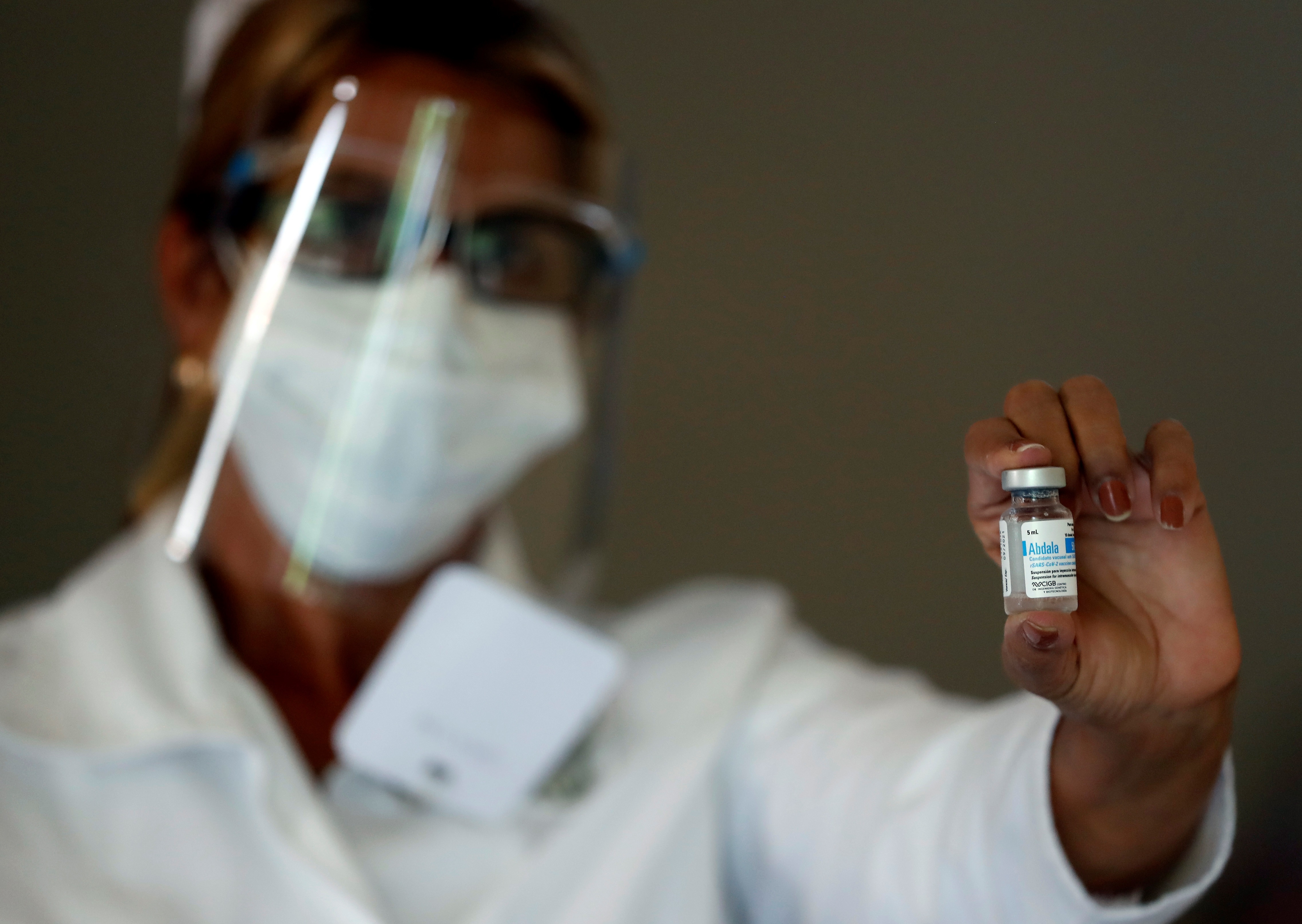 Fotografía de archivo de una enfermera mientras muestra la vacuna cubana Abdala en La Habana (Cuba). EFE/Ernesto Mastrascusa
