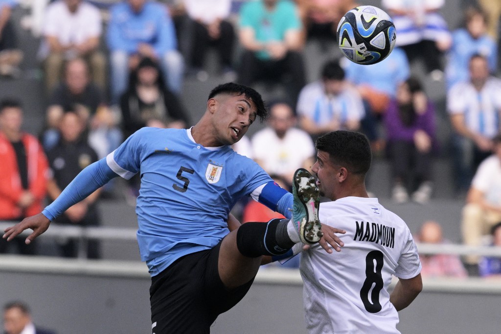 Fabricio Diaz disputa el balón con Ilai Madmoun en el duelo de semifinales del Mundial Sub 20 entre Uruguay e Israel en La Plata (JUAN MABROMATA / AFP)