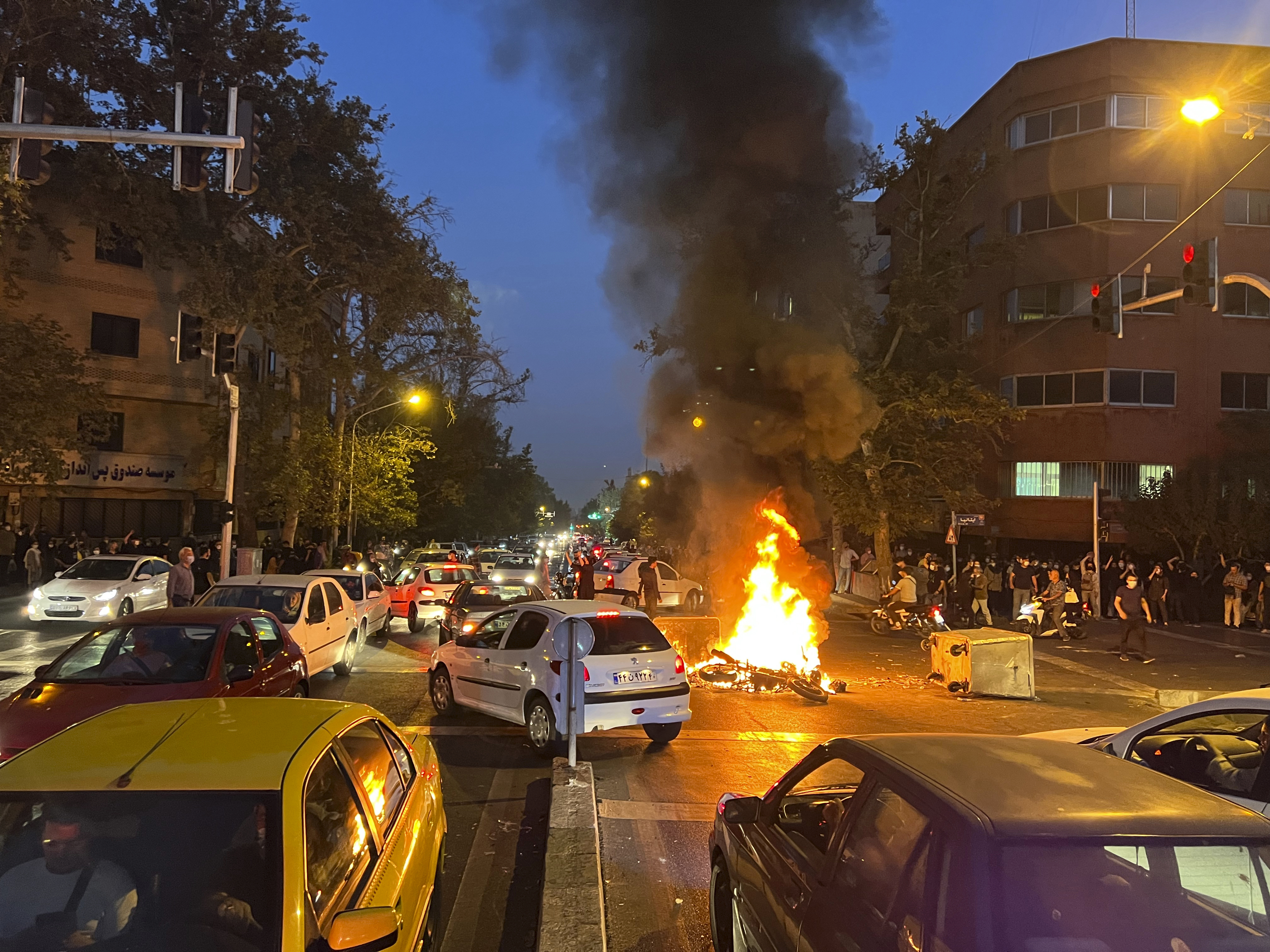 Una motocicleta de la policía se quema durante una protesta por la muerte de Amini en Teherán (AP Photo, archivo)