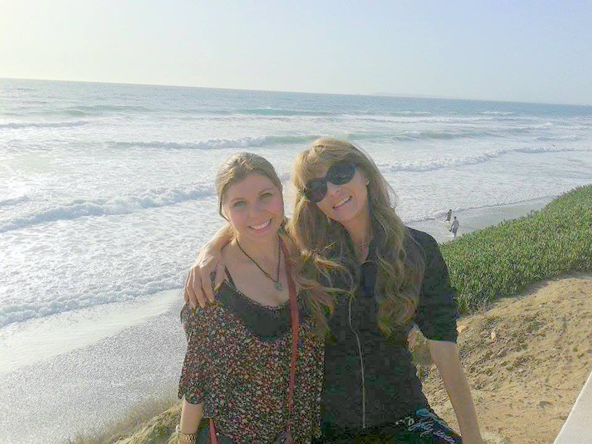 Anastasia junto a su mamá en una playa mexicana