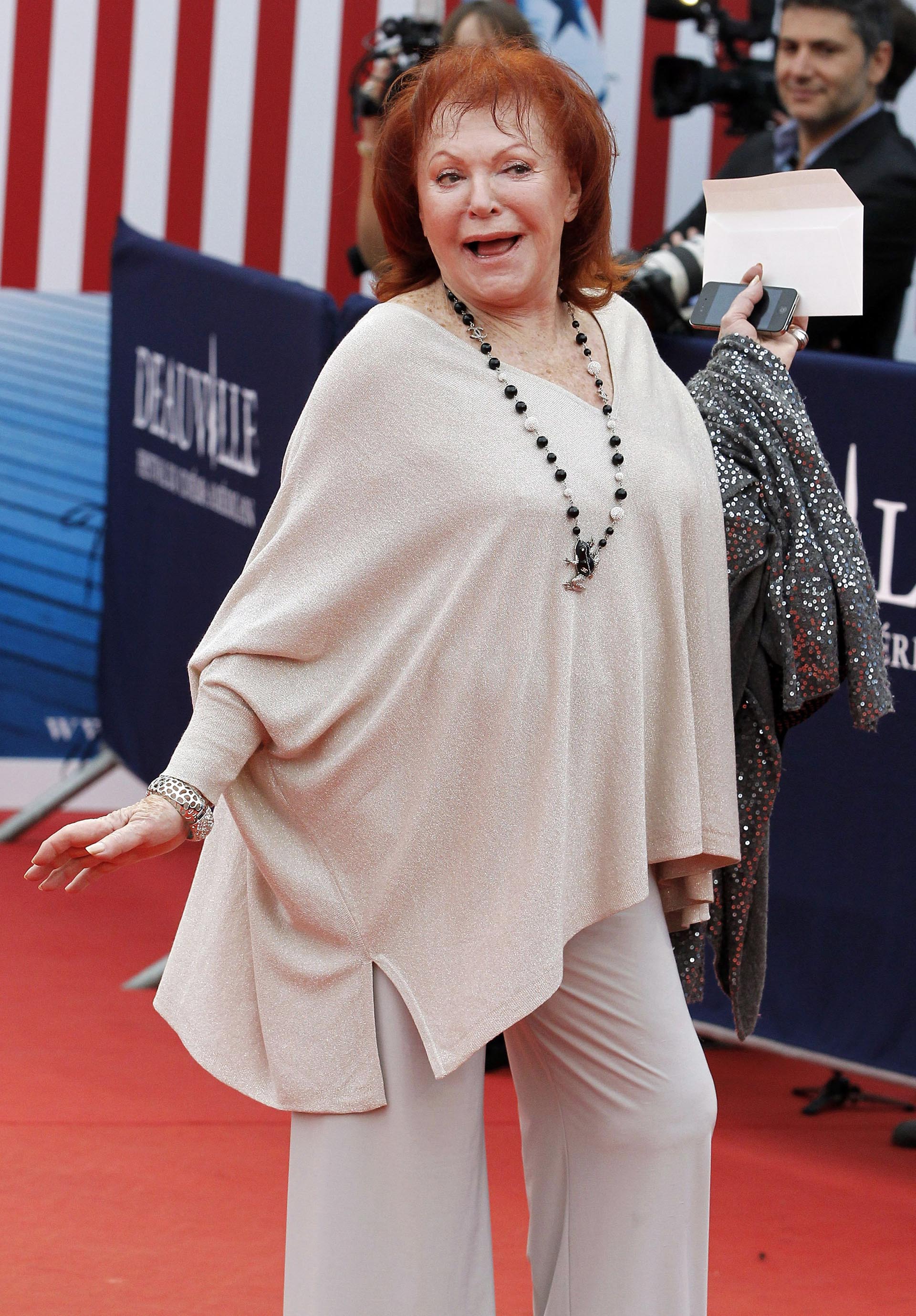 La cantante francesa Regine Zylberberg llega a la alfombra roja para la ceremonia de clausura del 37º Festival de Cine Americano en Deauville el 10 de septiembre de 2011. REUTERS/Regis Duvignau