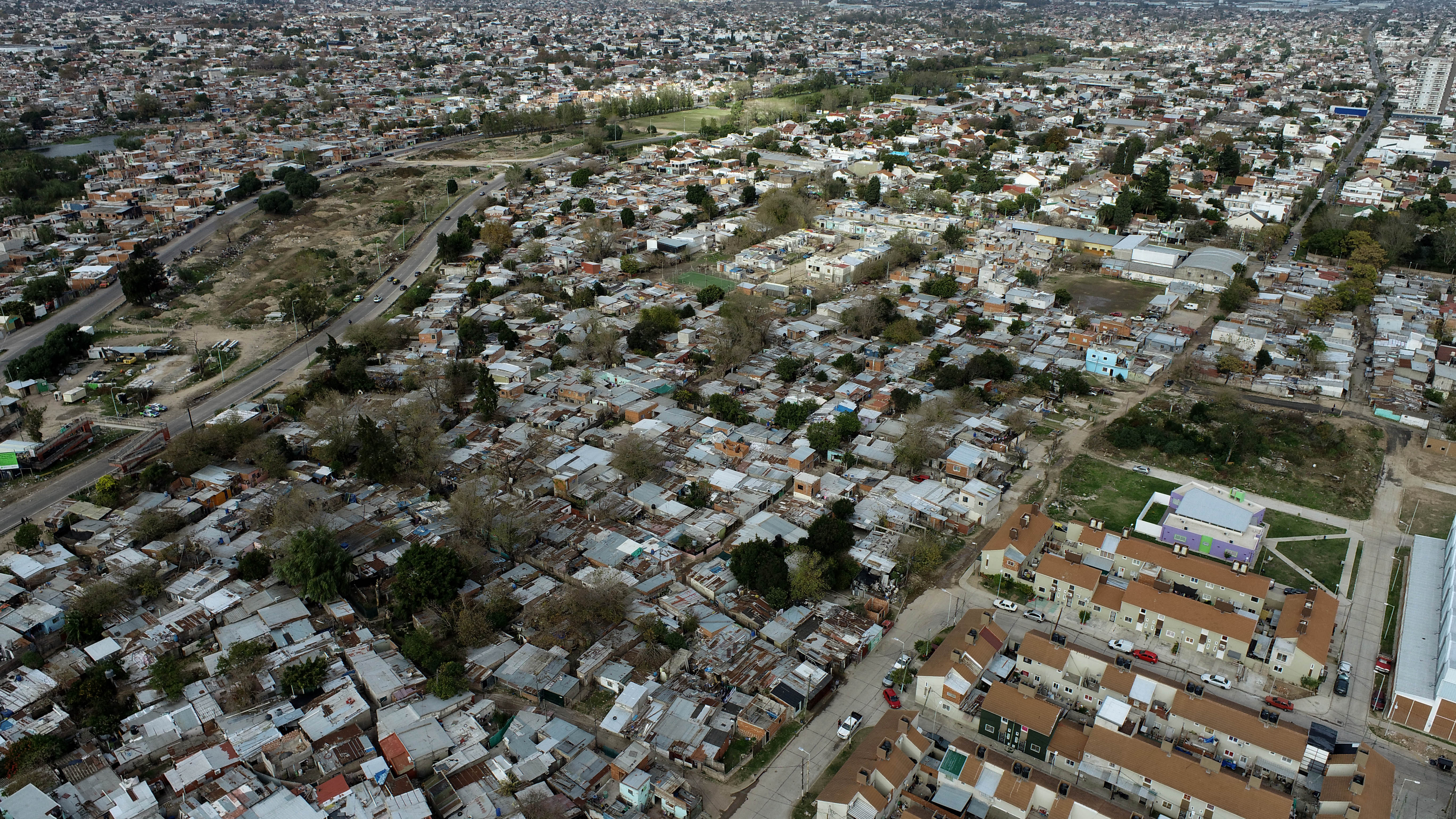 Toma aérea de Villa Azul, en Quilmes, provincia de Buenos Aires, donde hubo un brote de COVID-19