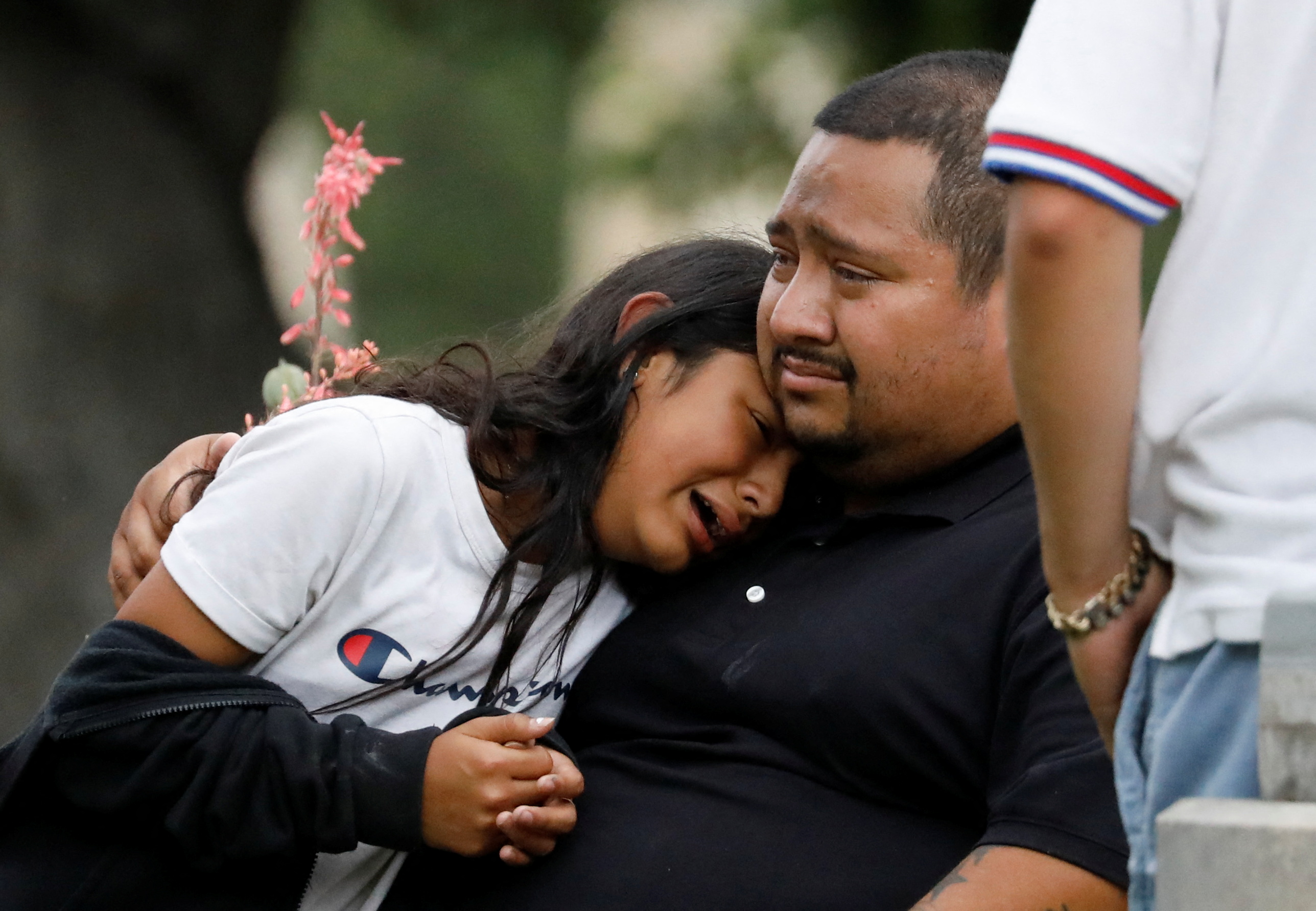 Un grupo de personas llora por la muerte de 14 alumnos y una maestra en la escuela primaria Robb, en Uvalde, Texas (REUTERS/Marco Bello)