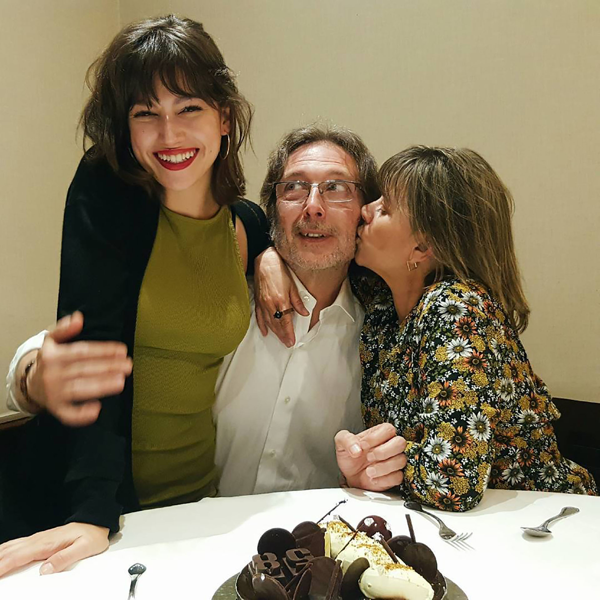 Úrsula Corbero con sus padres, Pedro y Esther (Foto: Instagram)